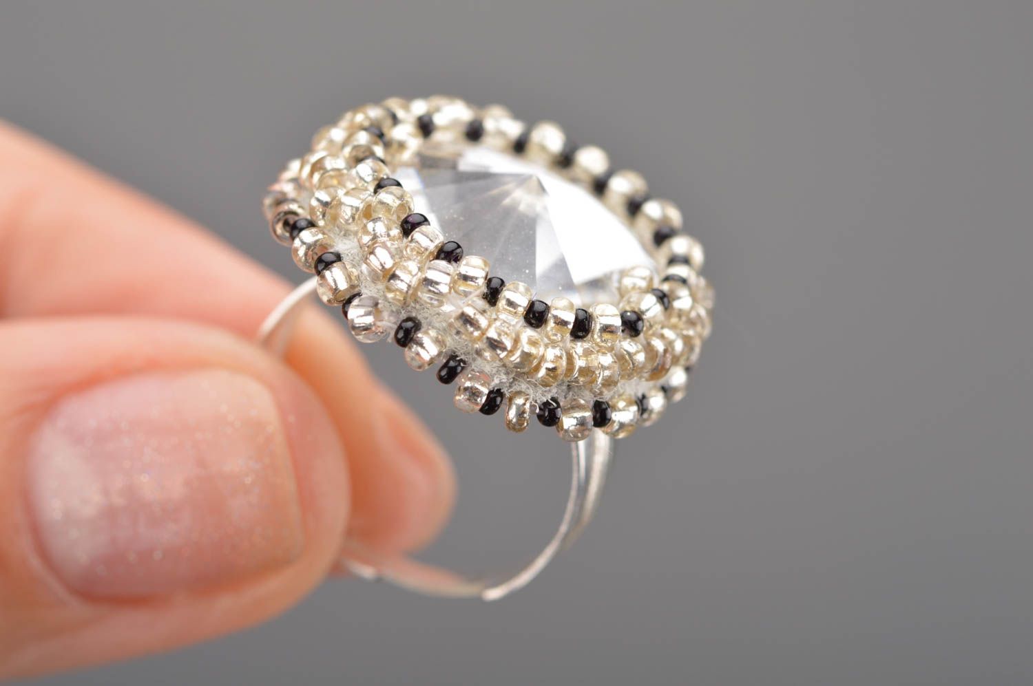 Прозрачное кольцо из бисера и кристалла ручной работы авторского дизайна фото 2