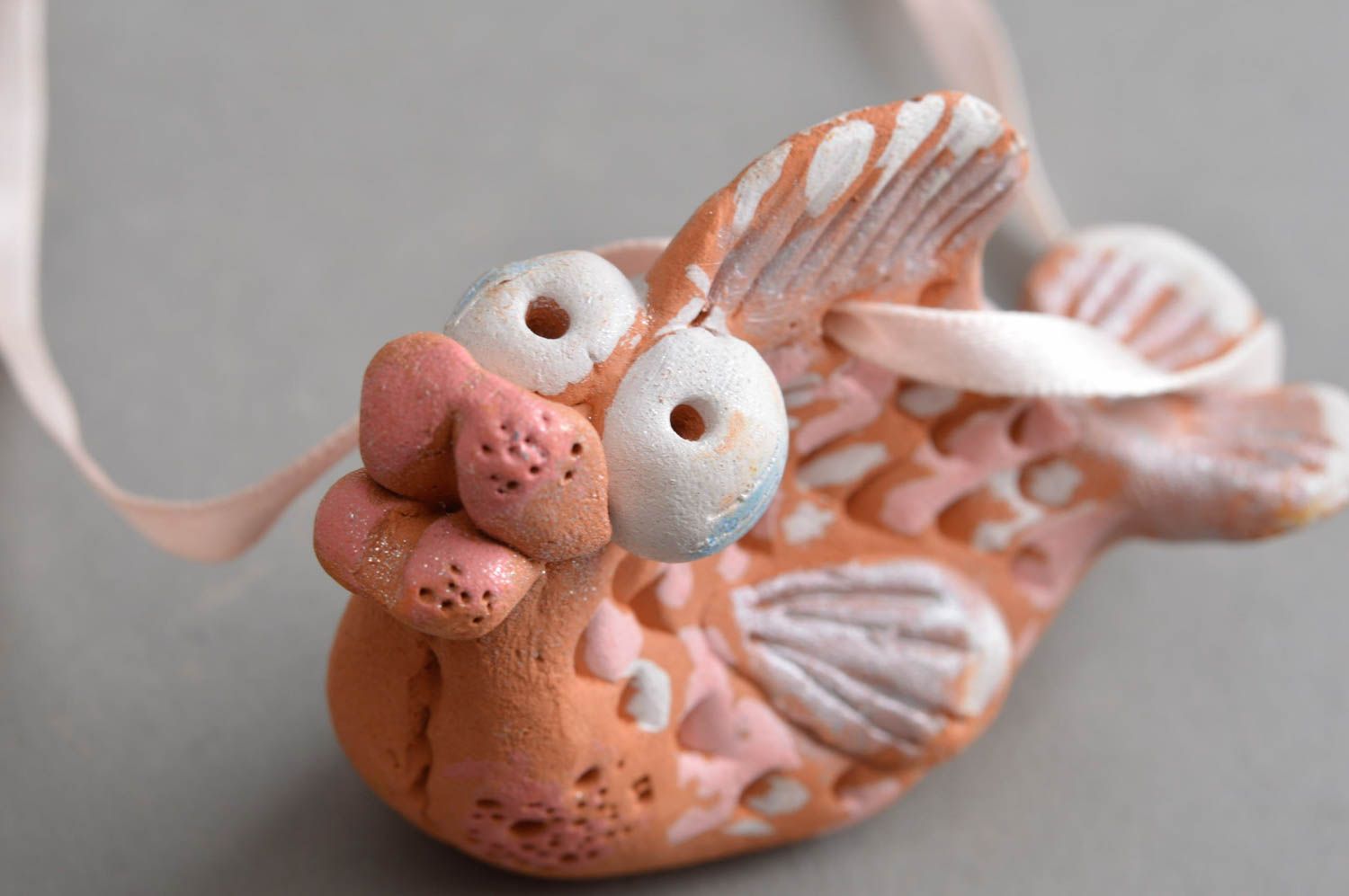 Смешной керамический сувенир ручной работы рыбка на ленточке розового цвета фото 5