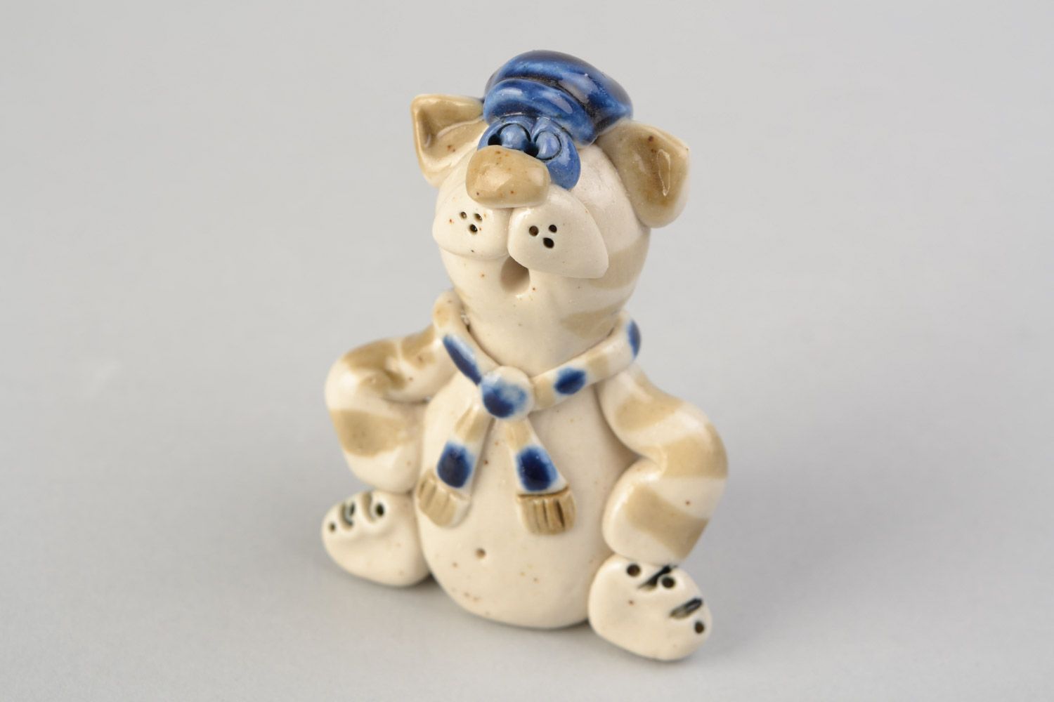 Figurine en terre cuite peinte de glaçure faite main Chat en écharpe bleu-blanc photo 4