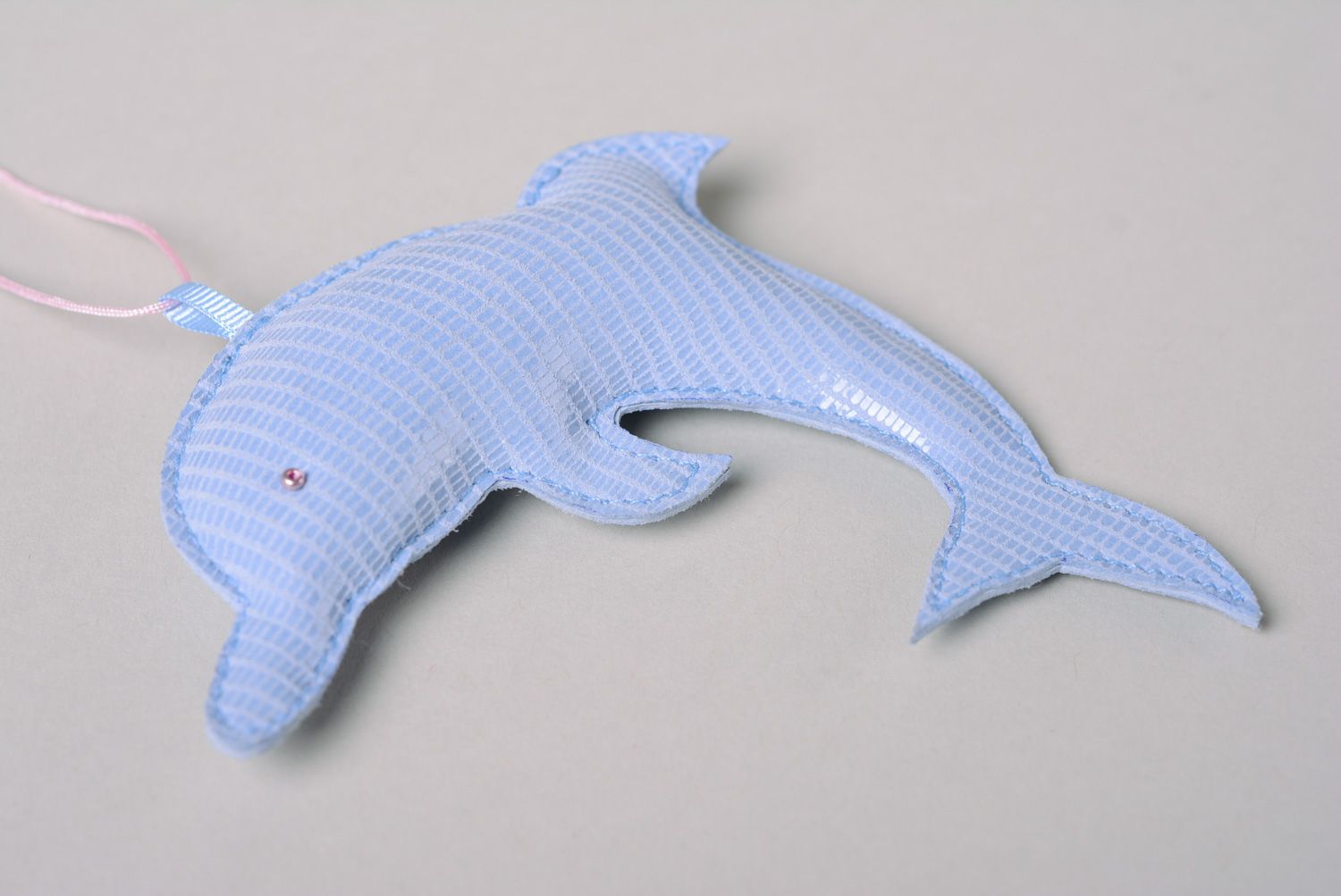 Авторская кожаная подвеска для сумок дельфин голубой фото 4