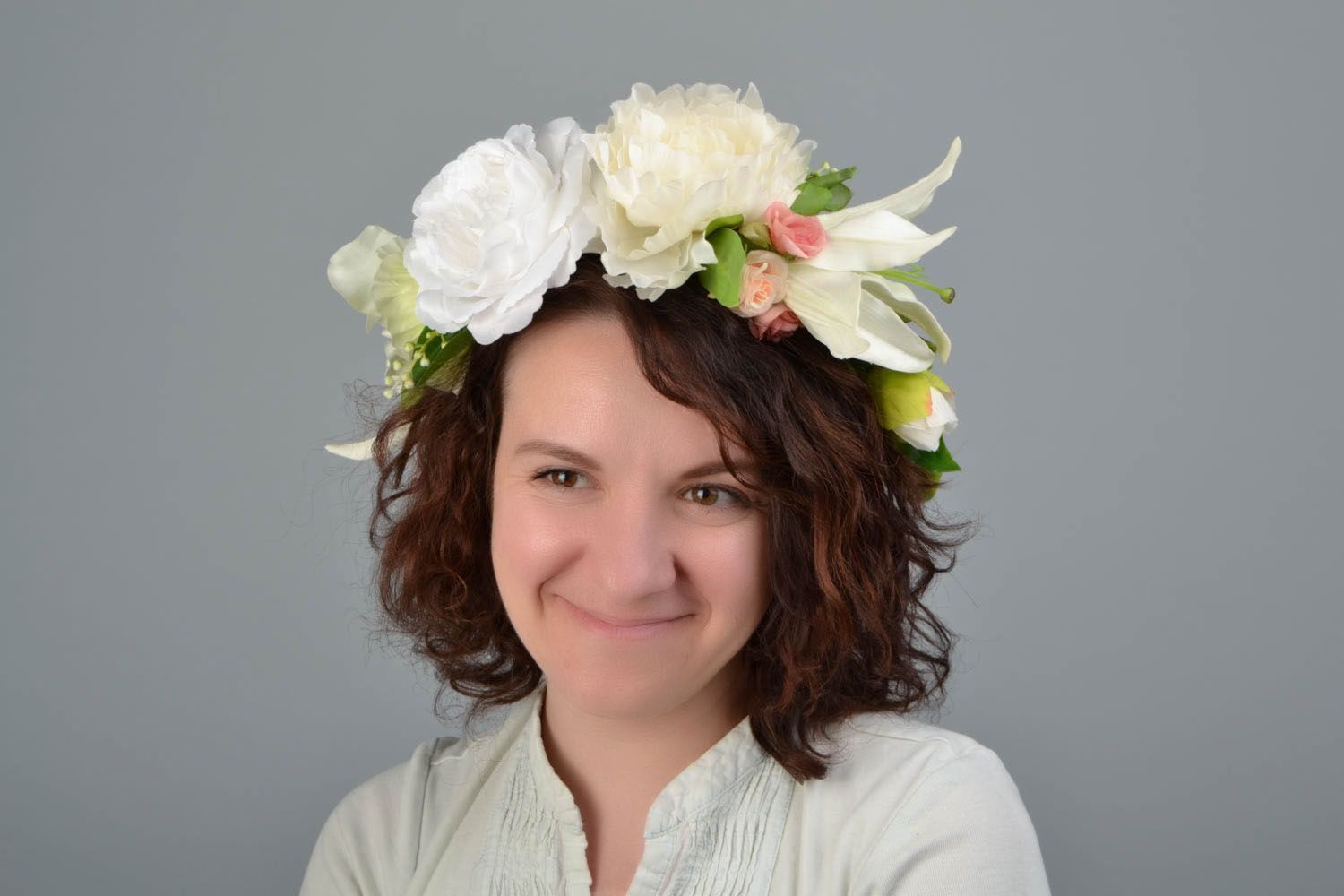 Large headband with artificial flowers photo 2