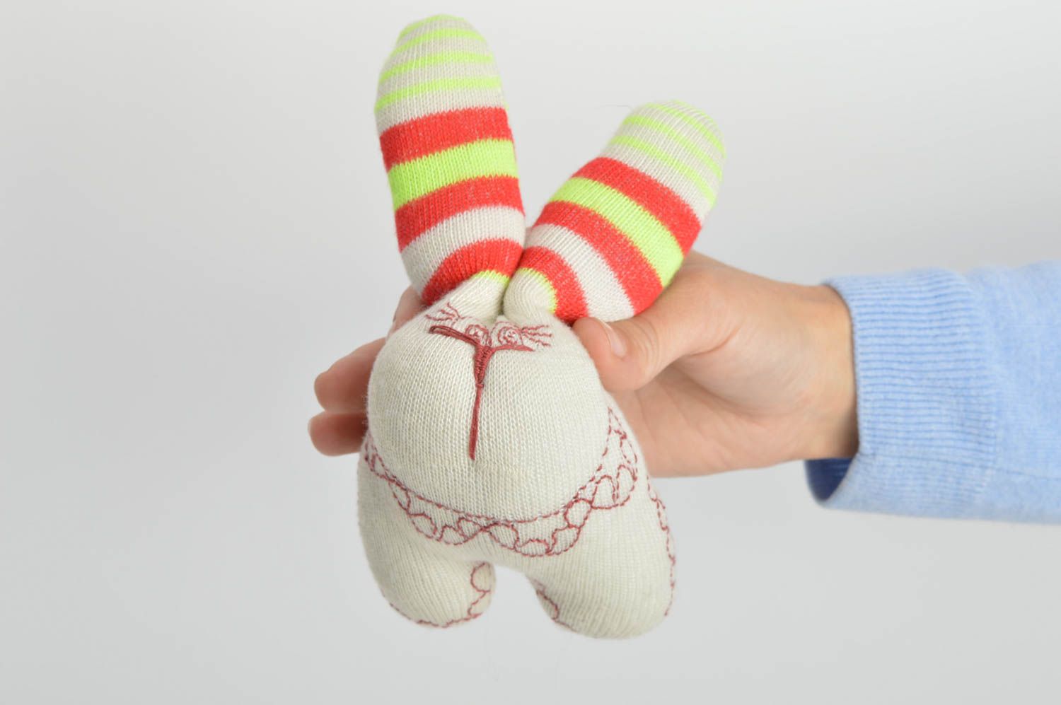 Peluche lièvre en tricot faite main brodée originale décorative pour enfant photo 2