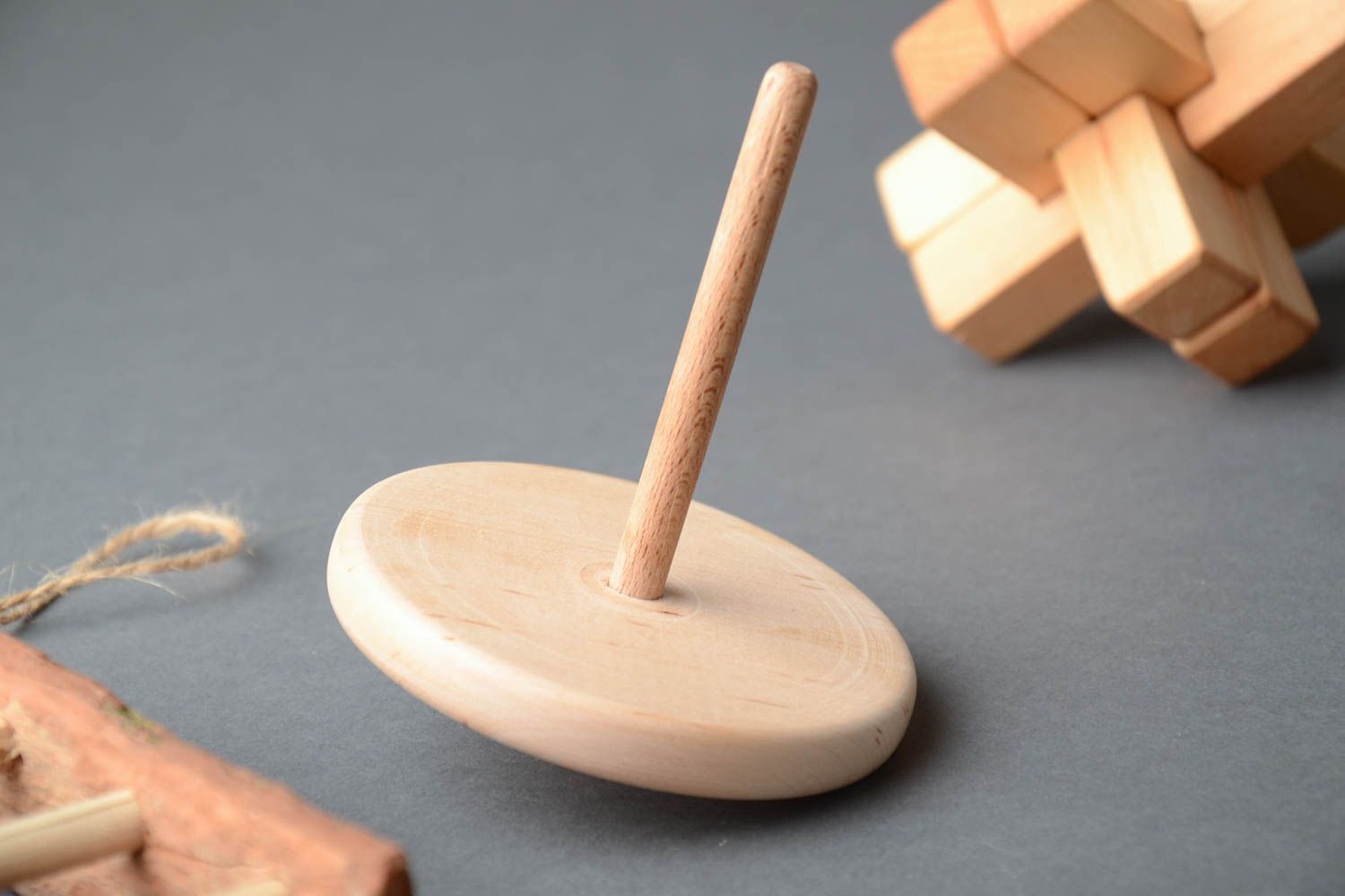Peonza de madera hecha a mano y pulida juguete de desarrollo para niños  foto 1