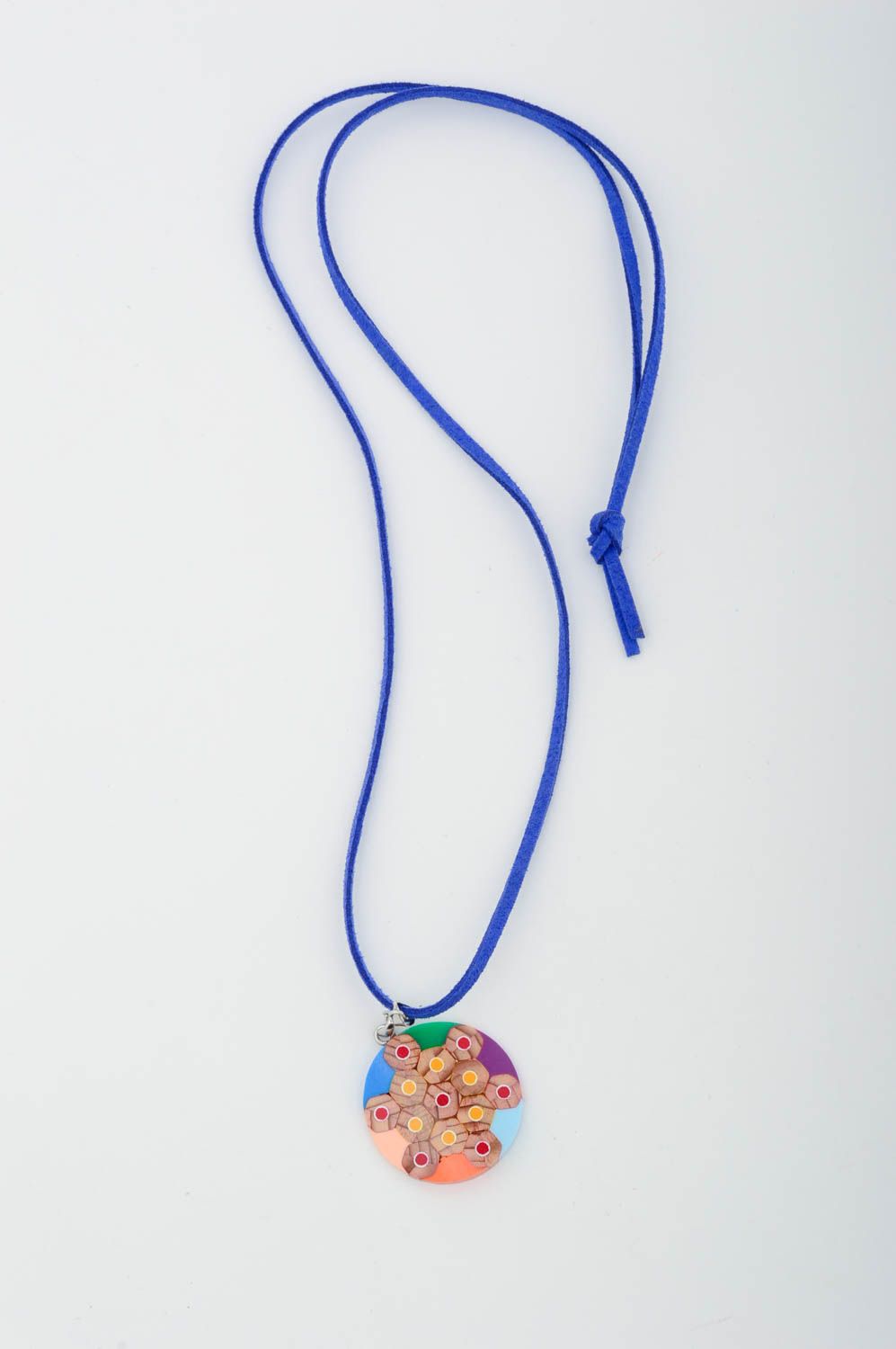 Pendentif rond Bijou fait main multicolore lacet bleu Accessoire femme design photo 3