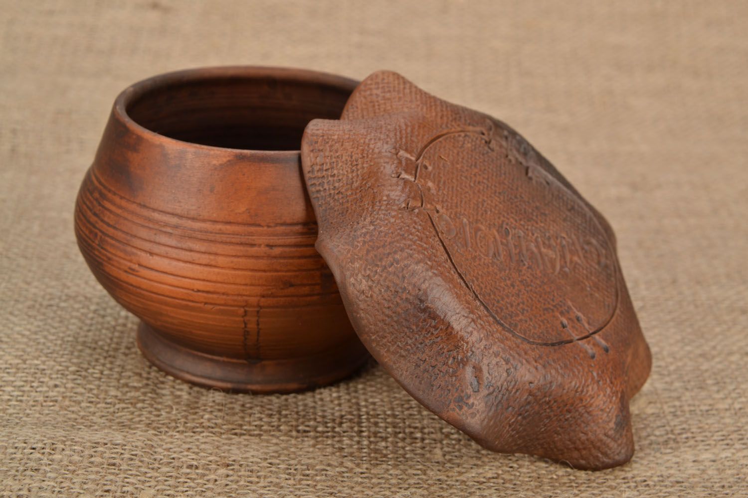 Pot en argile fait main avec couvercle original marron traitement au lait photo 1