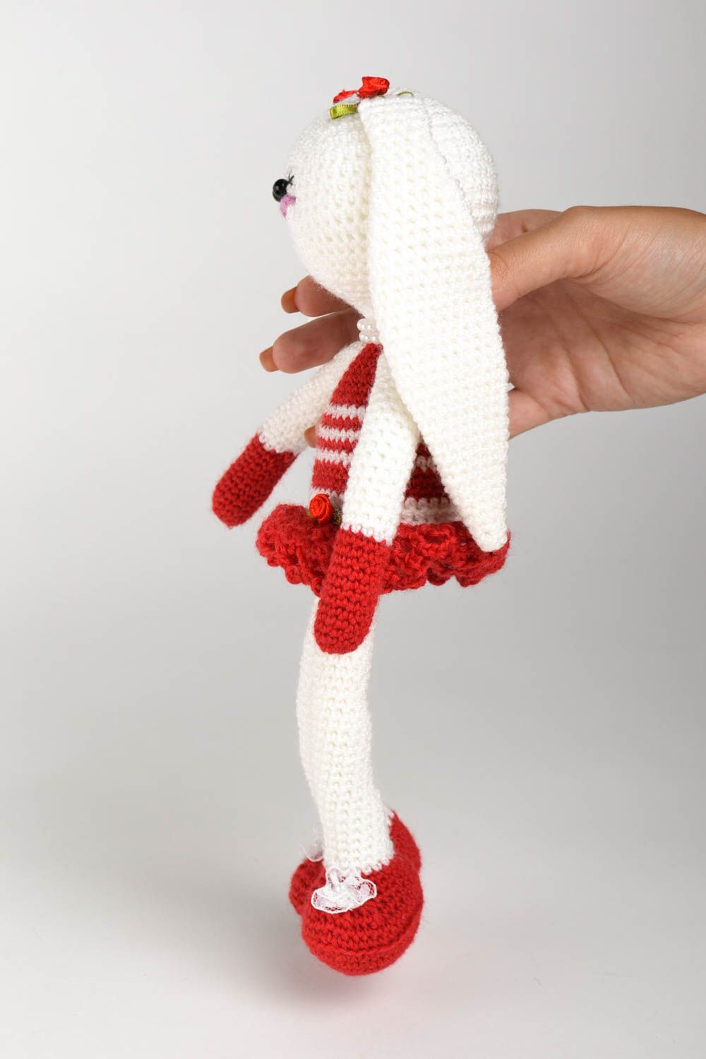Peluche lapin blanc en robe rouge Jouet fait main tricoté Cadeau enfant photo 1
