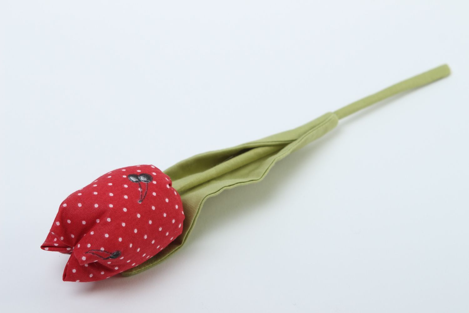 Flor de tela roja a puntos hecha a mano tulipán artificial elemento decorativo foto 2