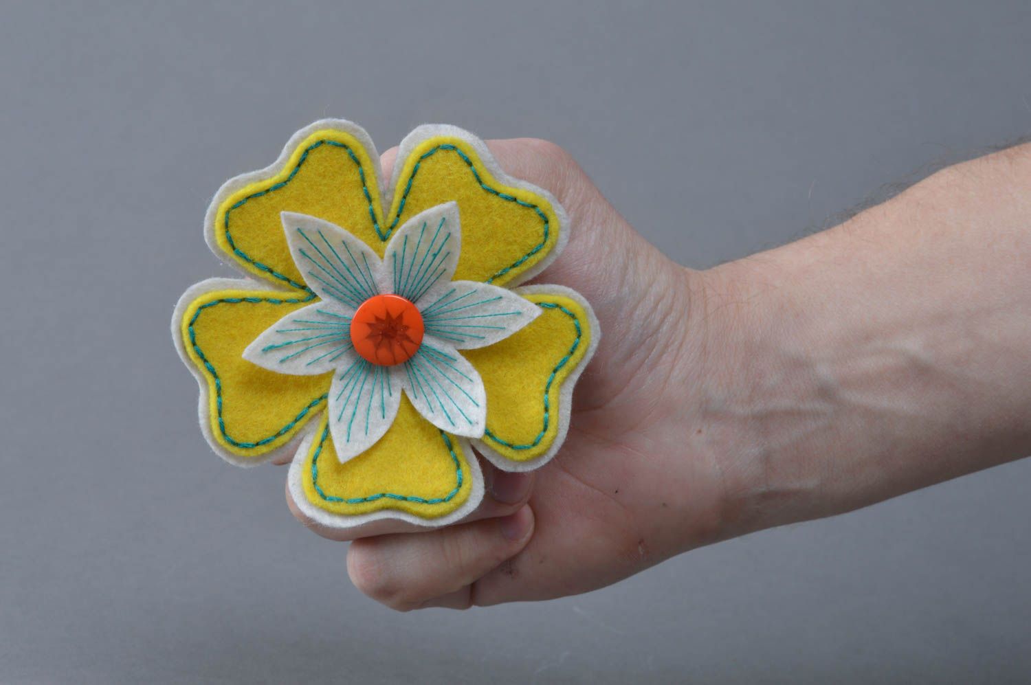 Broche de fieltro artesanal blanquiamarillo con forma de flor foto 4