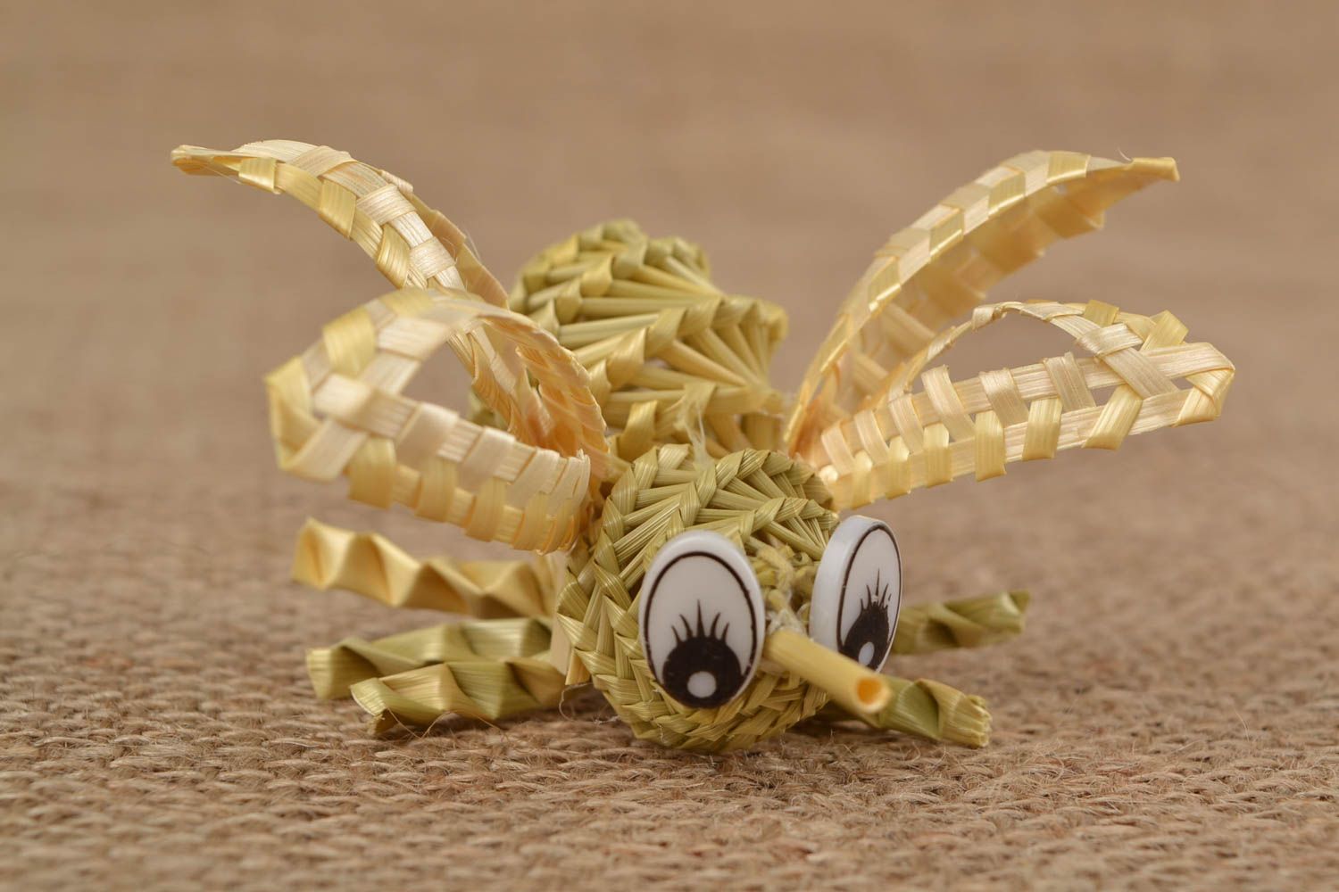 Juguete decorativo de paja hecho a mano pequeño abeja para decoración del hogar foto 1