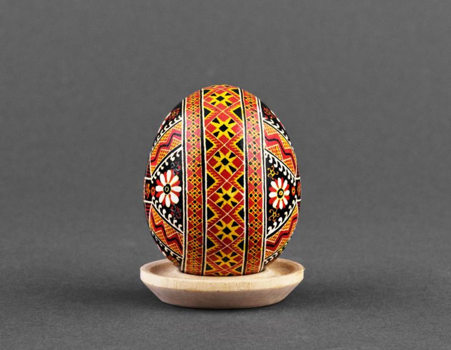 L'uovo di Pasqua dipinto a mano L'uovo decorativo fatto a mano L'uovo pasquale
 foto 3