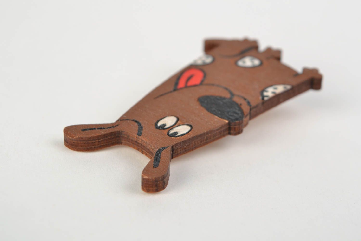 Broche en bois drôle faite main peinte en forme de chien marron accessoire photo 3