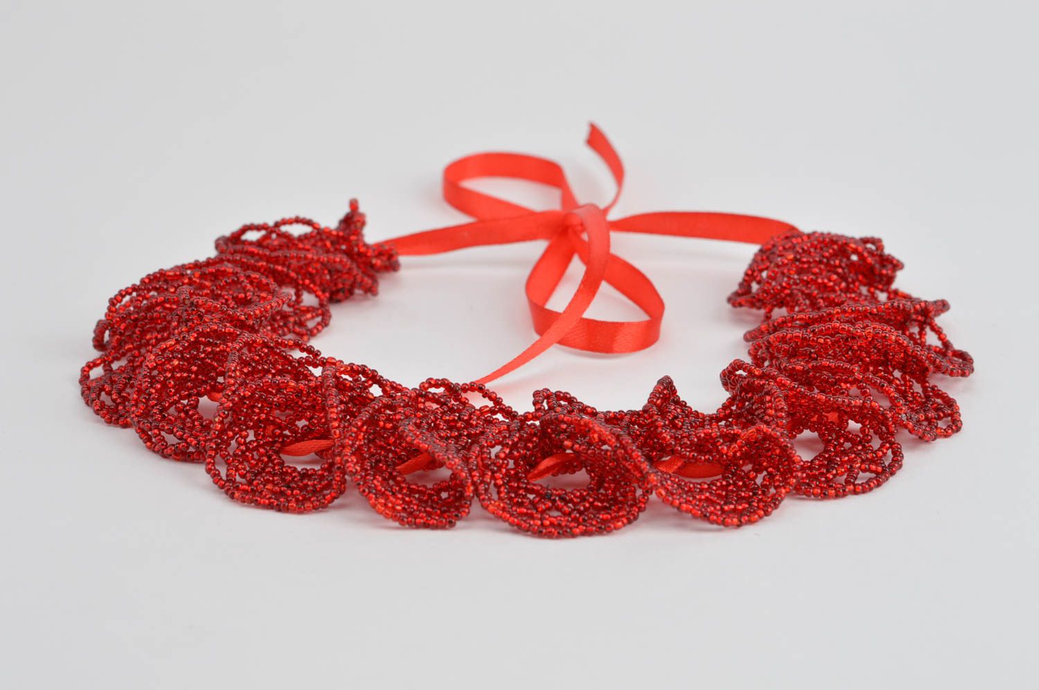 Ожерелье из бисера красное яркое ажурное красивое ручной работы на лентах  фото 5