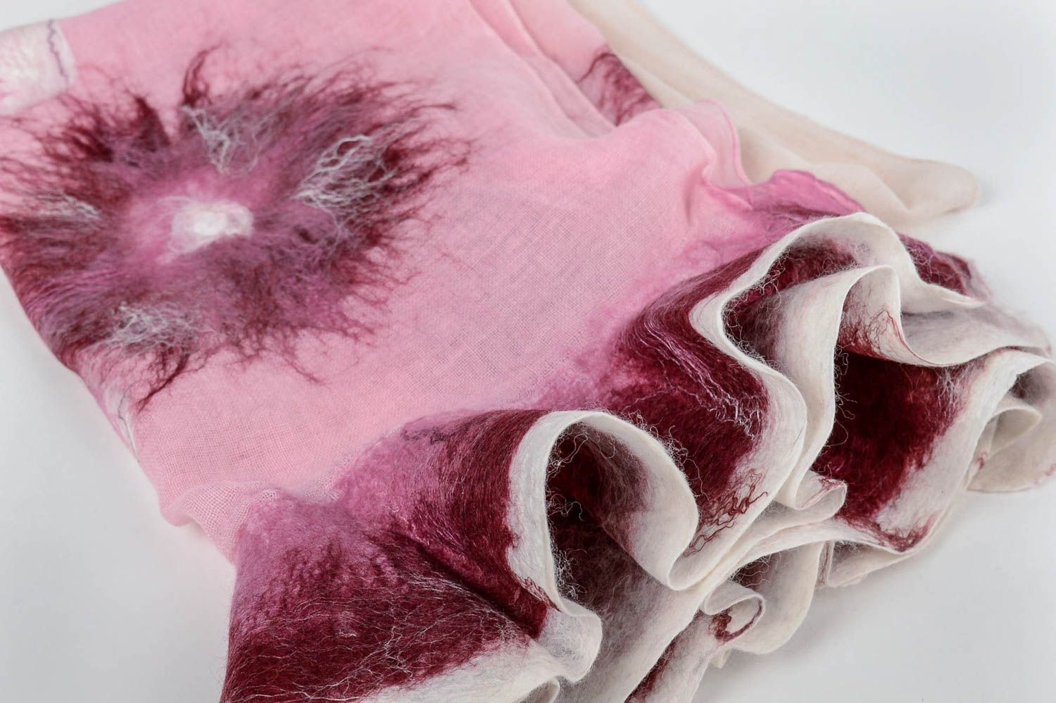 Розовый шарф в технике валяния из шерсти льна и шерсти ручной работы красивый фото 4