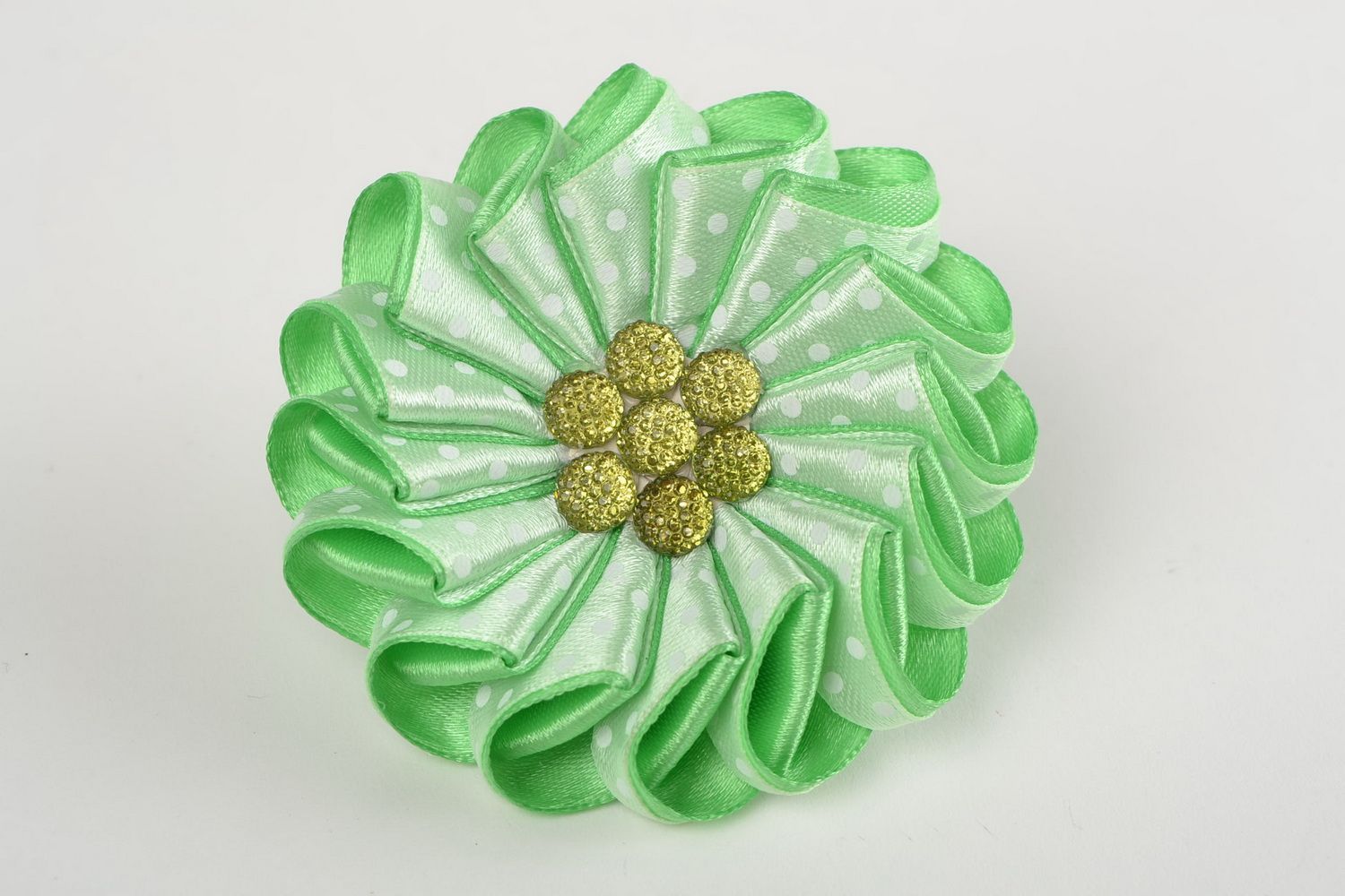 Grüner Blumen Haargummi aus Atlasbändern elegant künstlerische Handarbeit  foto 3