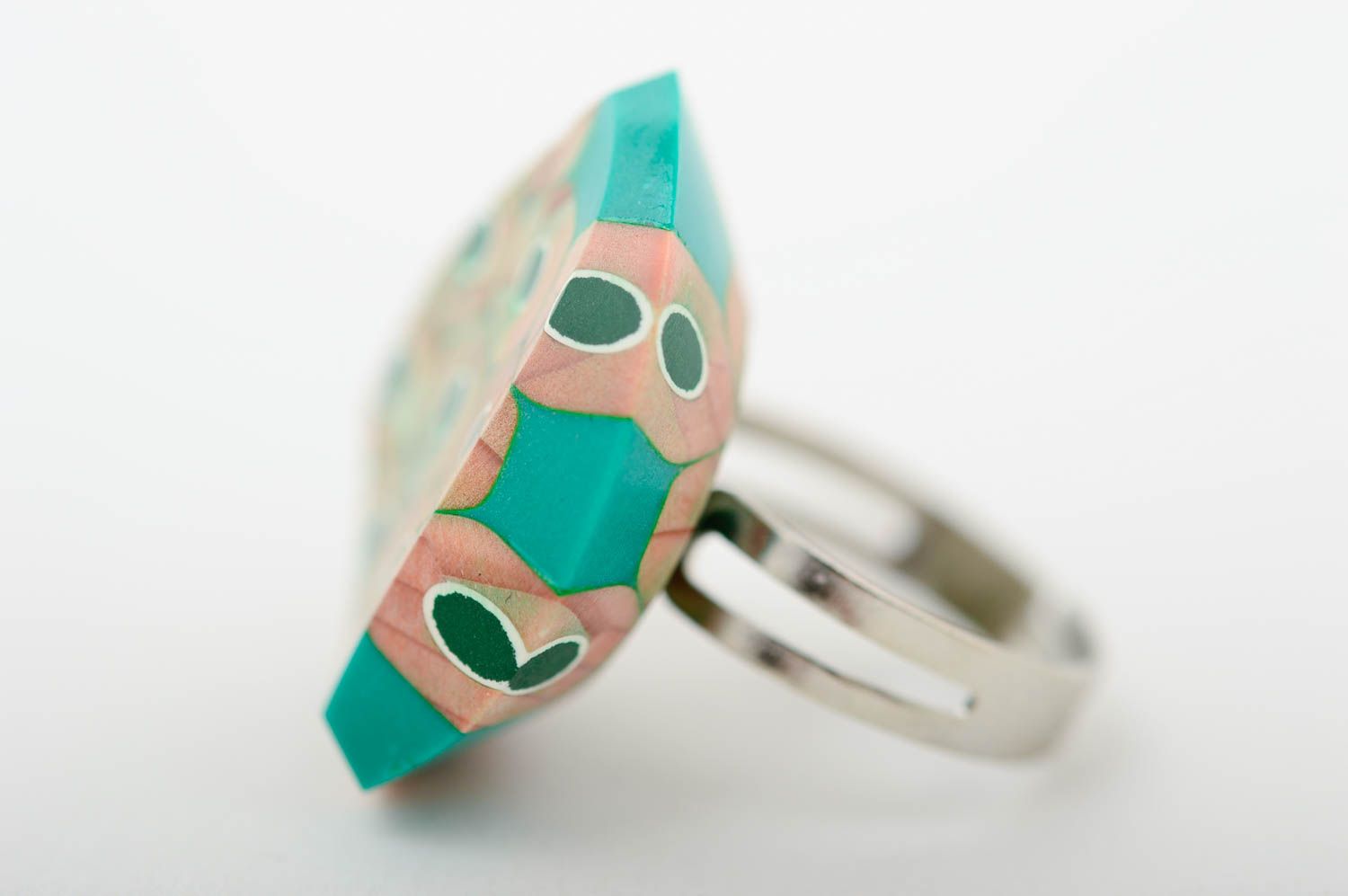 Перстень ручной работы кольцо из карандашей зеленое большое стильное кольцо фото 4