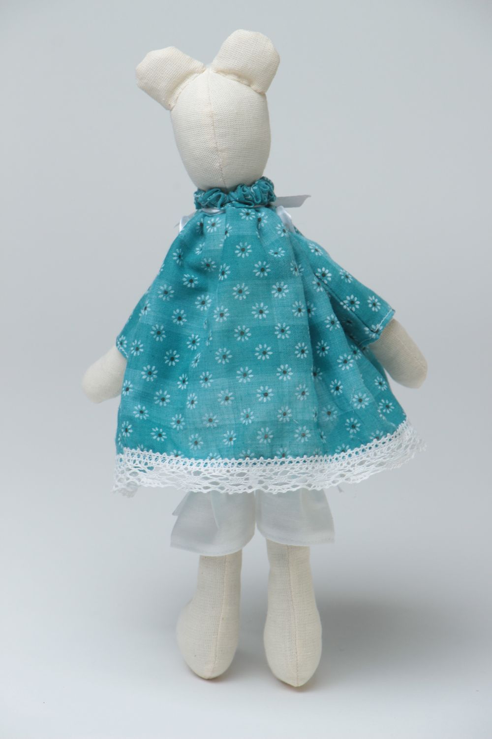 Мягкая игрушка ручной работы мишка белая в платье из бязи и хлопка для детей фото 4