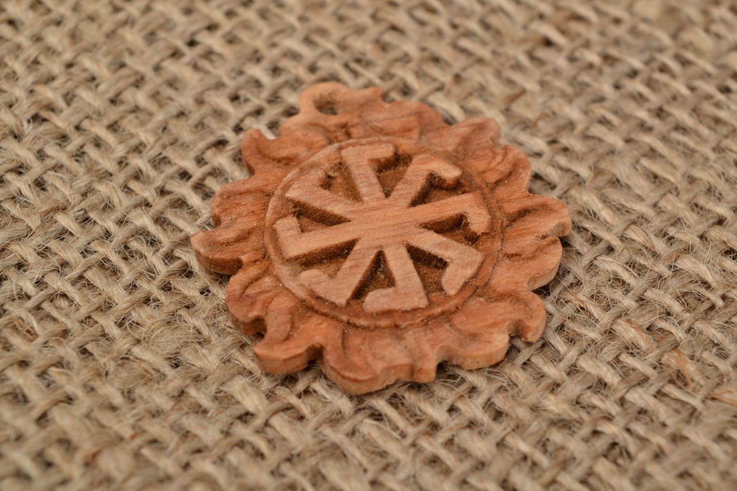 Pendentif talisman rond en bois fait main accessoire ethnique Croix de Lada photo 1
