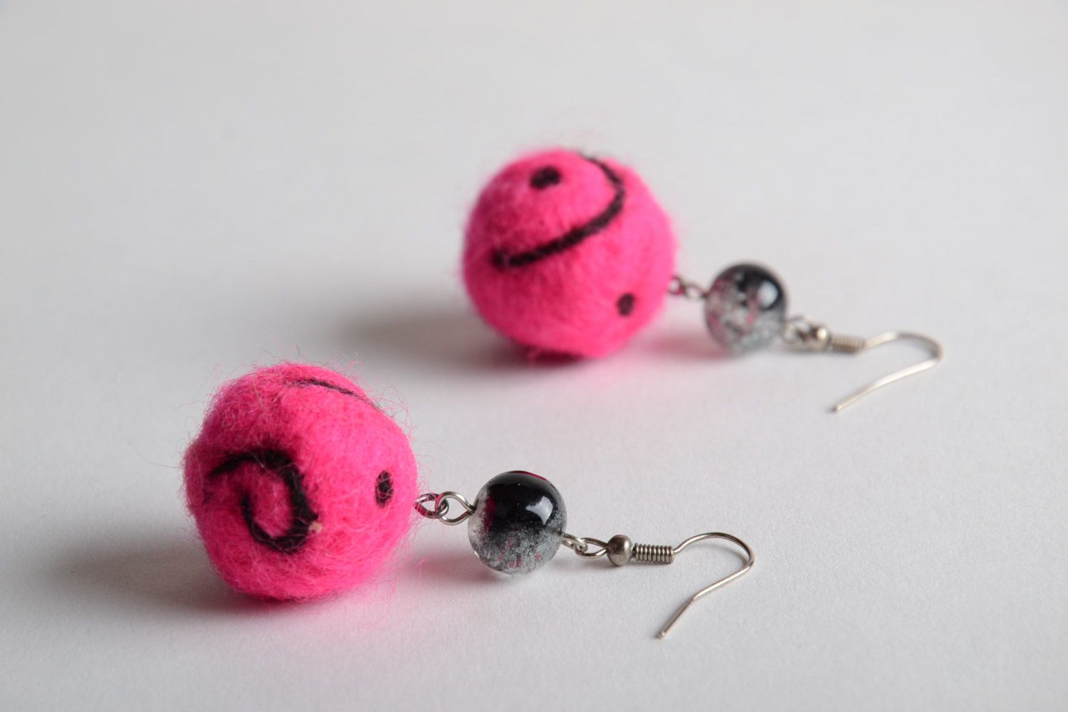 Boucles d'oreilles boules en laine feutrée faites main roses pendantes photo 2