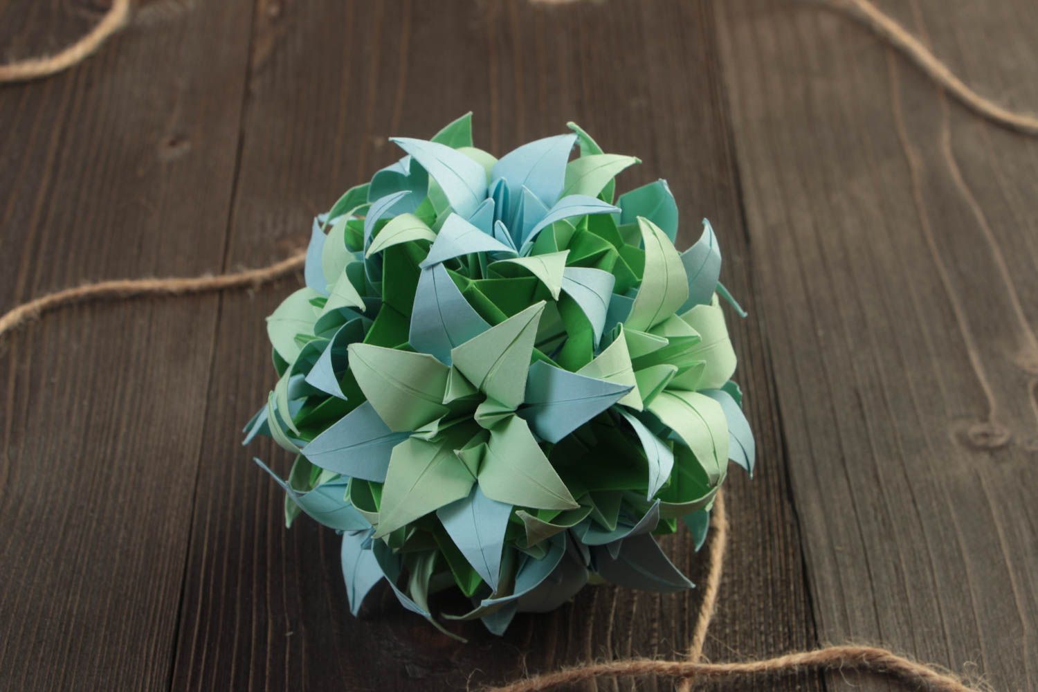 Зеленая интерьерная подвеска из бумаги в виде цветочного шара ручной работы  фото 1
