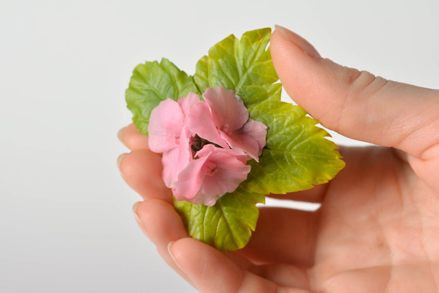Handmade Brosche Haarklammer aus Polymerton Veilchen in Rosa mit Blättern  foto 1