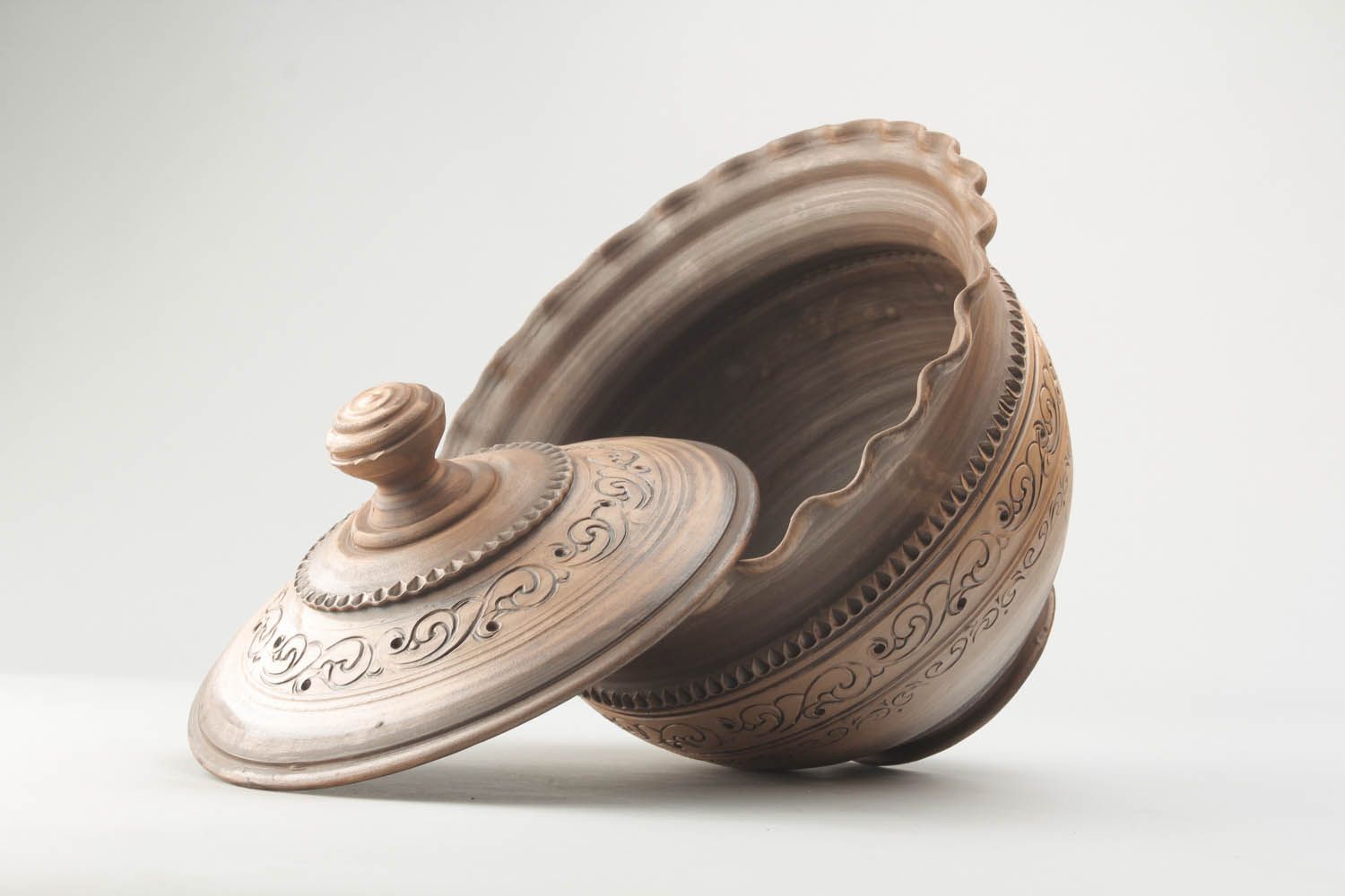 Handgemachter brauner Topf aus Keramik foto 4