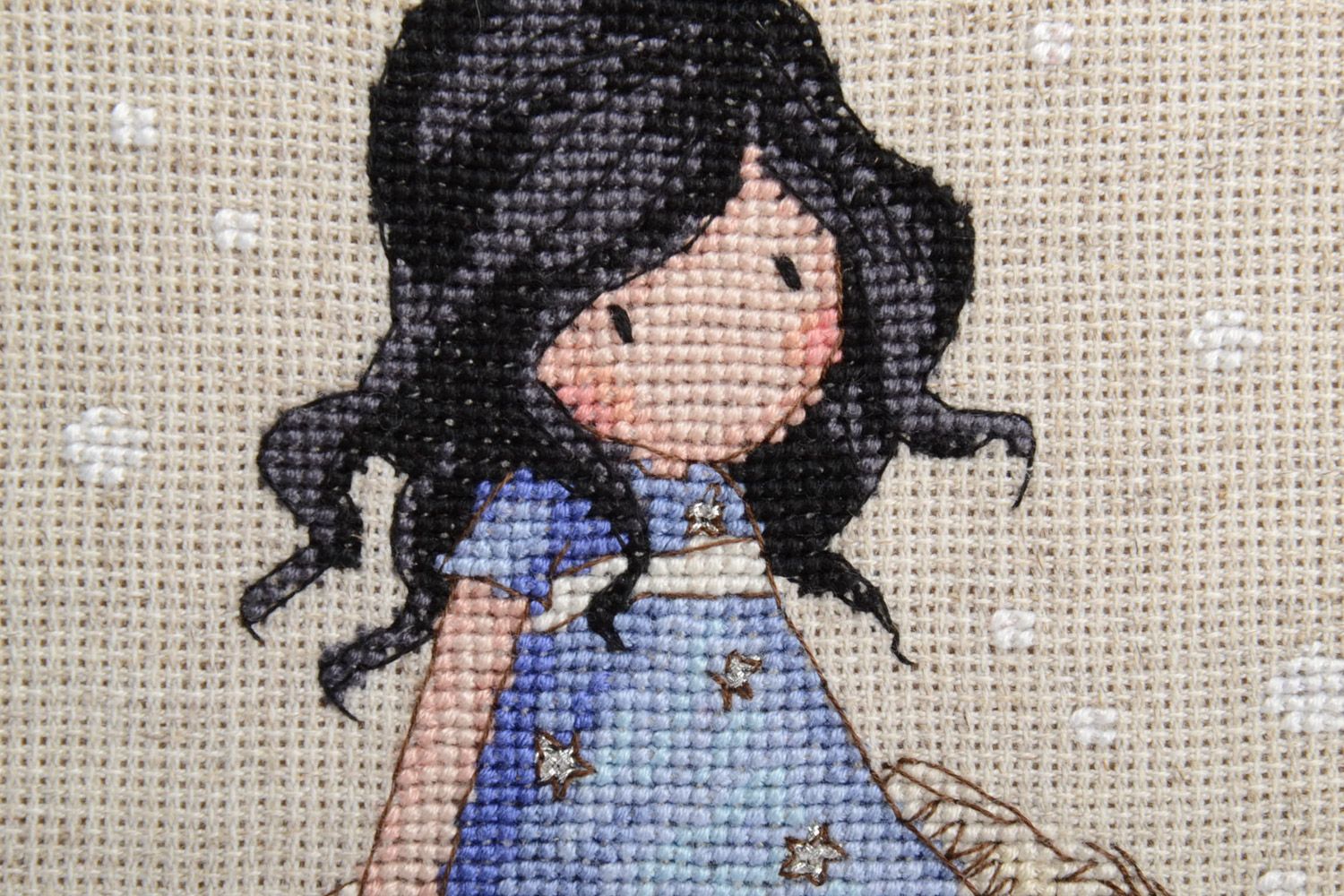 Lustiges handmade Bild mit Kreuzstich für den Tisch im Rahmen Mädchen am Bären  foto 4