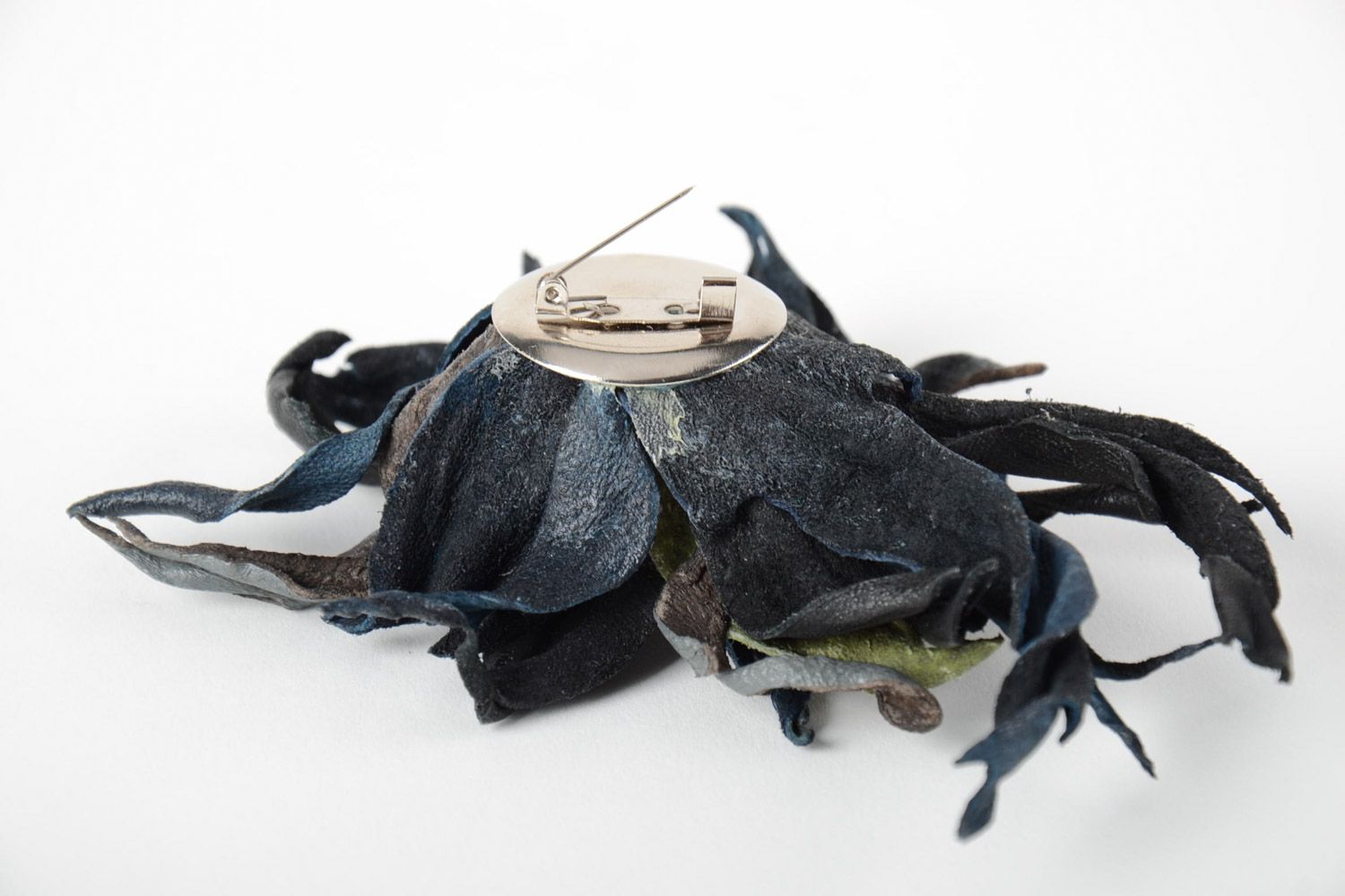Broche en cuir fleur faite main noire avec perles fantaisie et de rocaille photo 5
