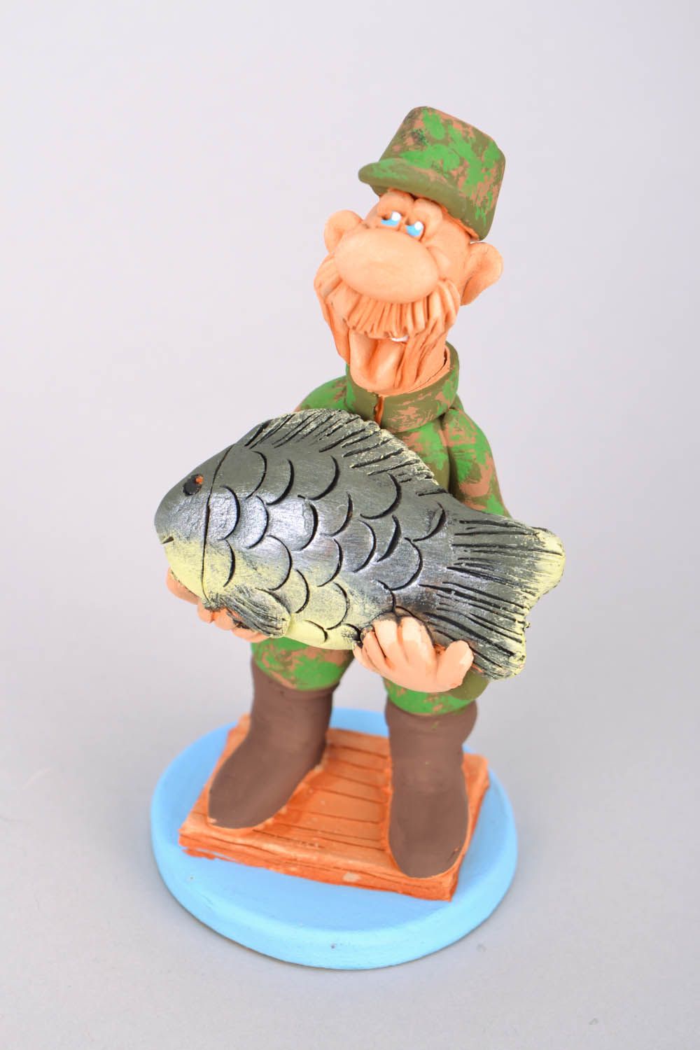 Статуэтка Рыбак с огромным карпом фото 3