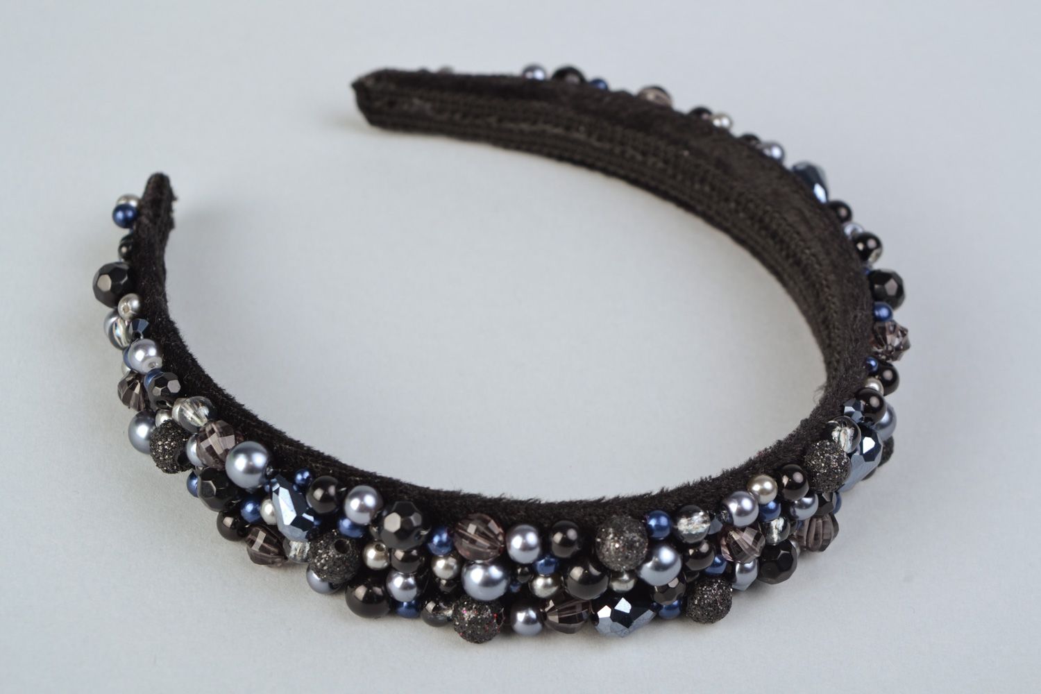 Joli serre-tête noir fait main avec perles fantaisie accessoire de soirée  photo 1