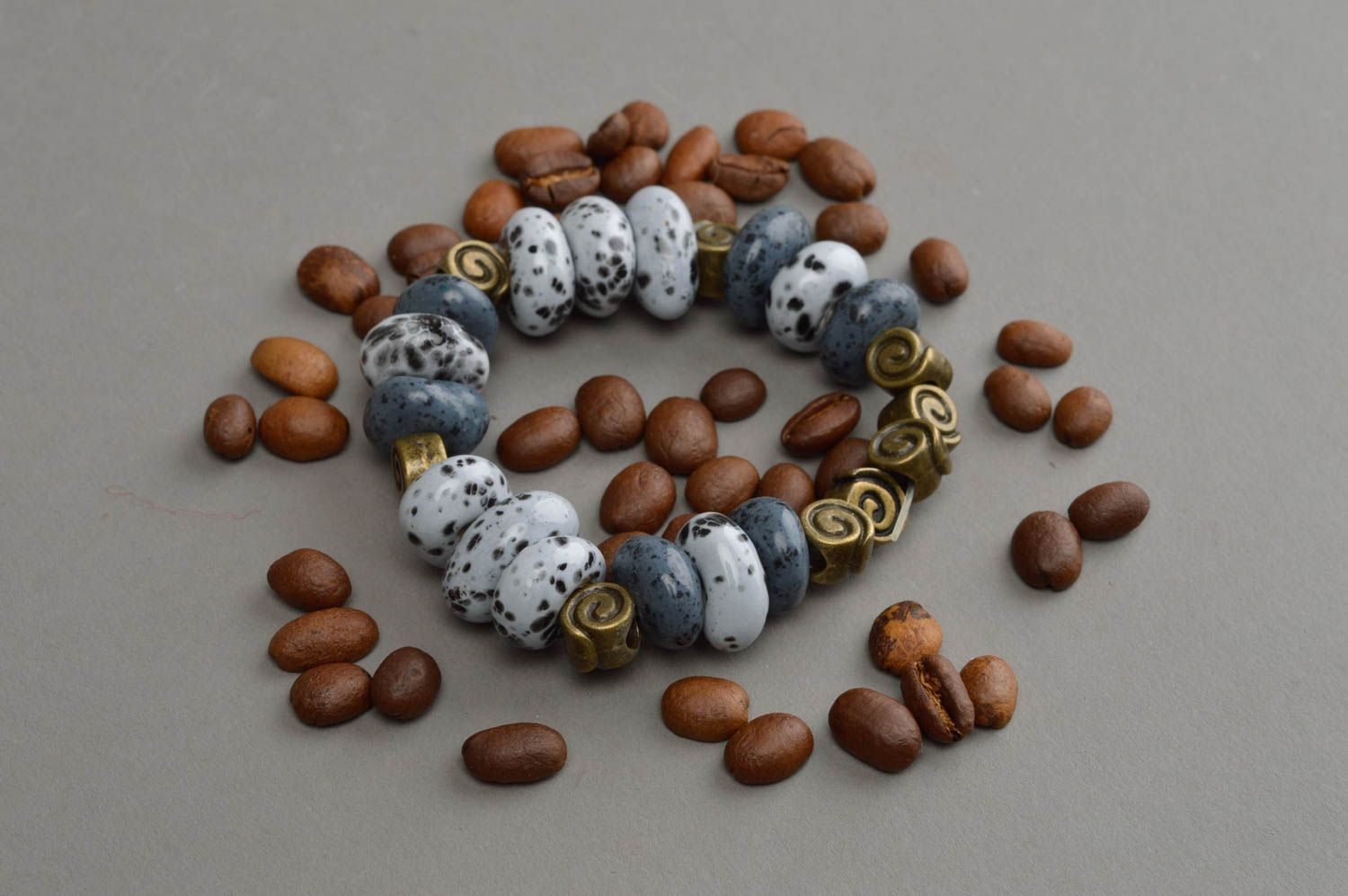 Bracelet original en perles de porcelaine gris fait main pour femme design photo 1
