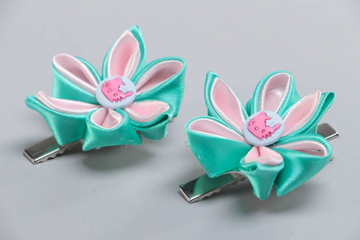 Handgemachtes Stoff Haarspange Set mit Blumen 2 Stück tordiert in Kanzashi Technik  foto 3