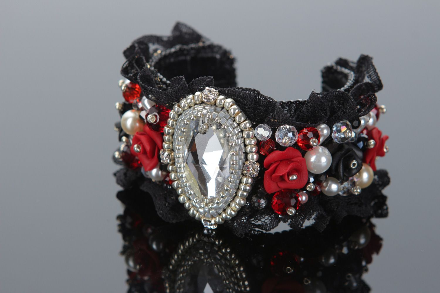 Schwarzes handgemachtes Armband mit Glasperlen und Rosen aus Polymerton für Abendkleid foto 1