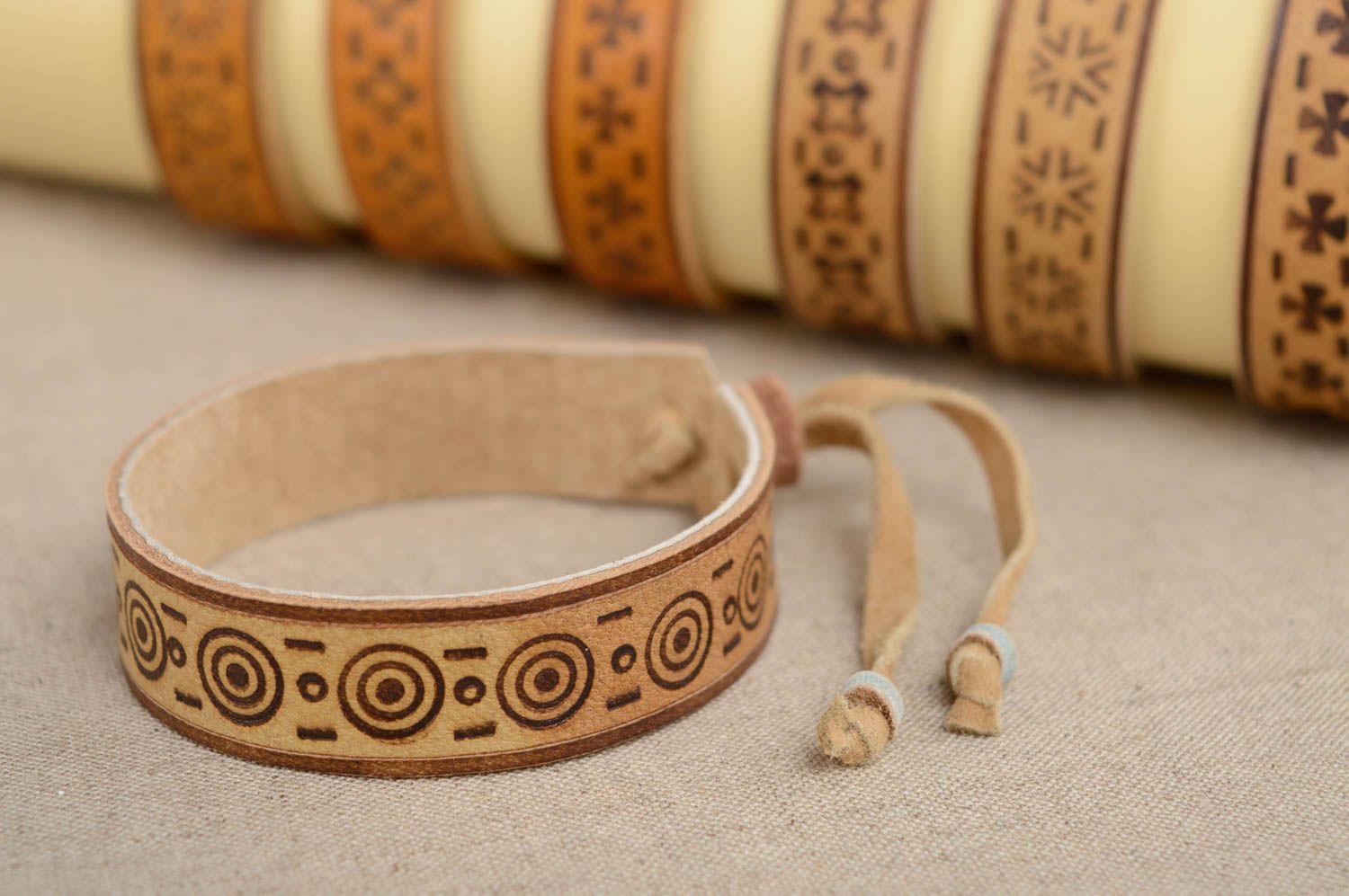 Genuine leather wrist bracelet with pattern photo 2