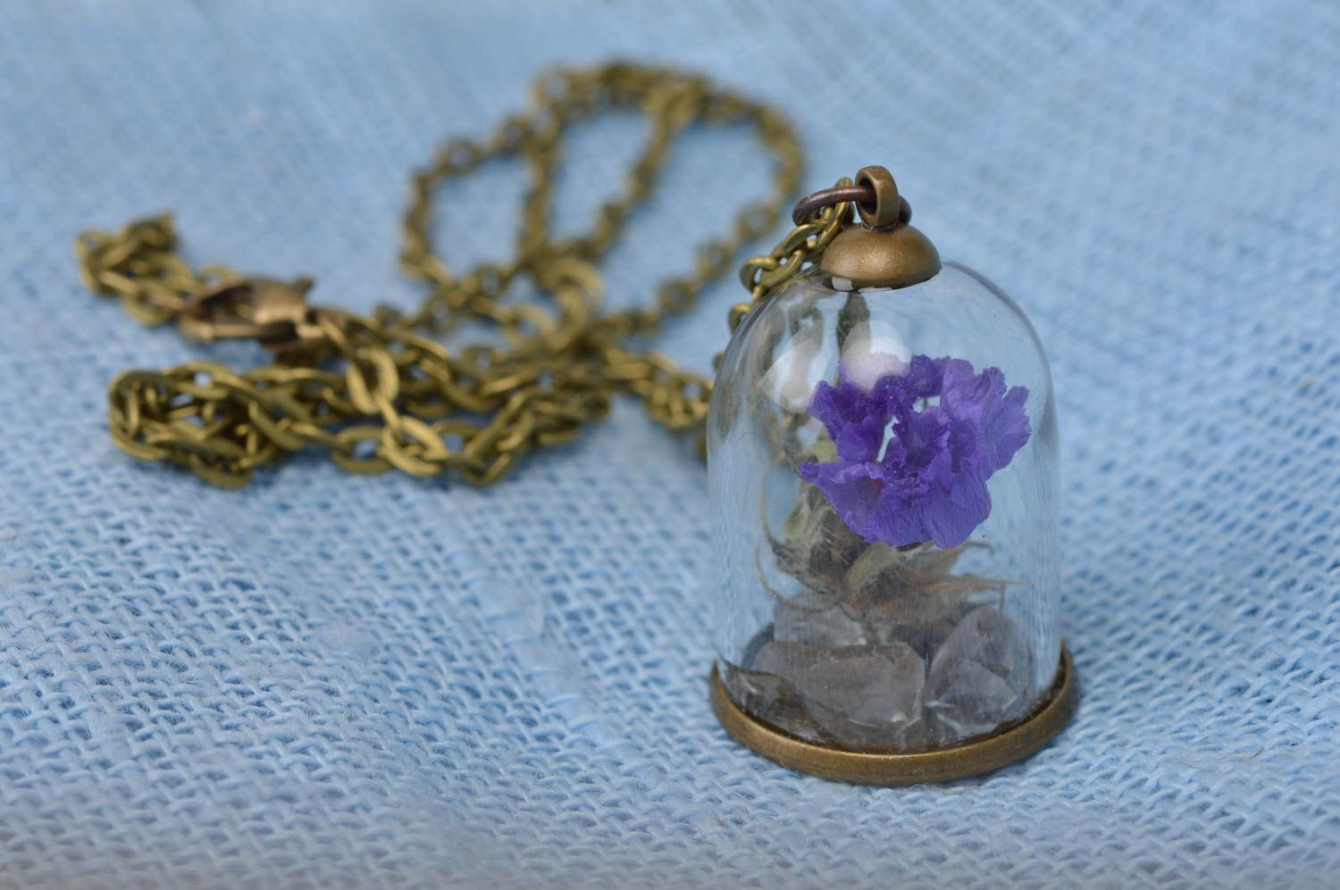 Pendentif flacon en verre avec fleurs et cristaux sur chaîne fait main photo 3