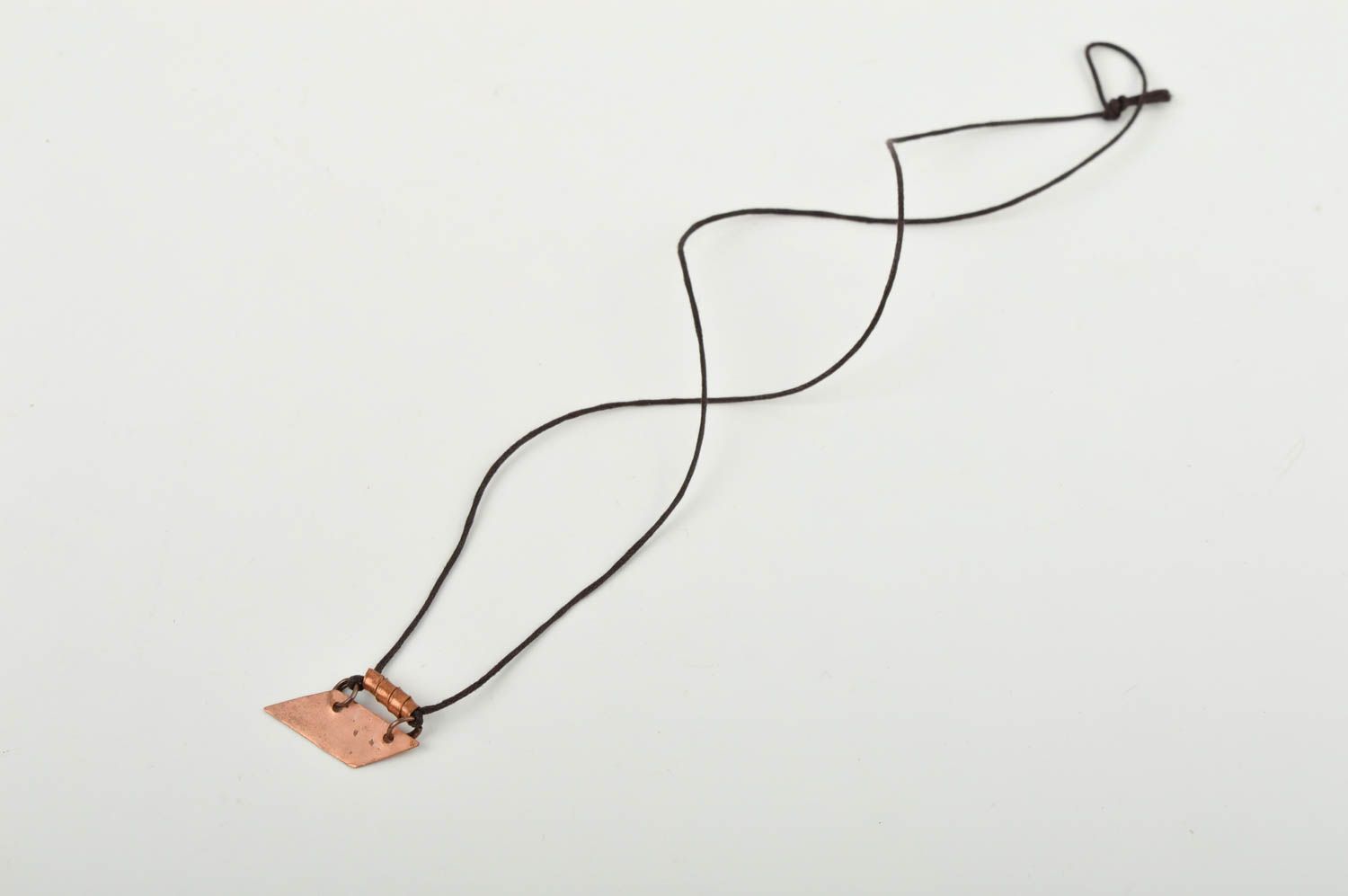 Pendentif en métal Bijou fait main design de créateur cuivre Accessoire femme photo 3