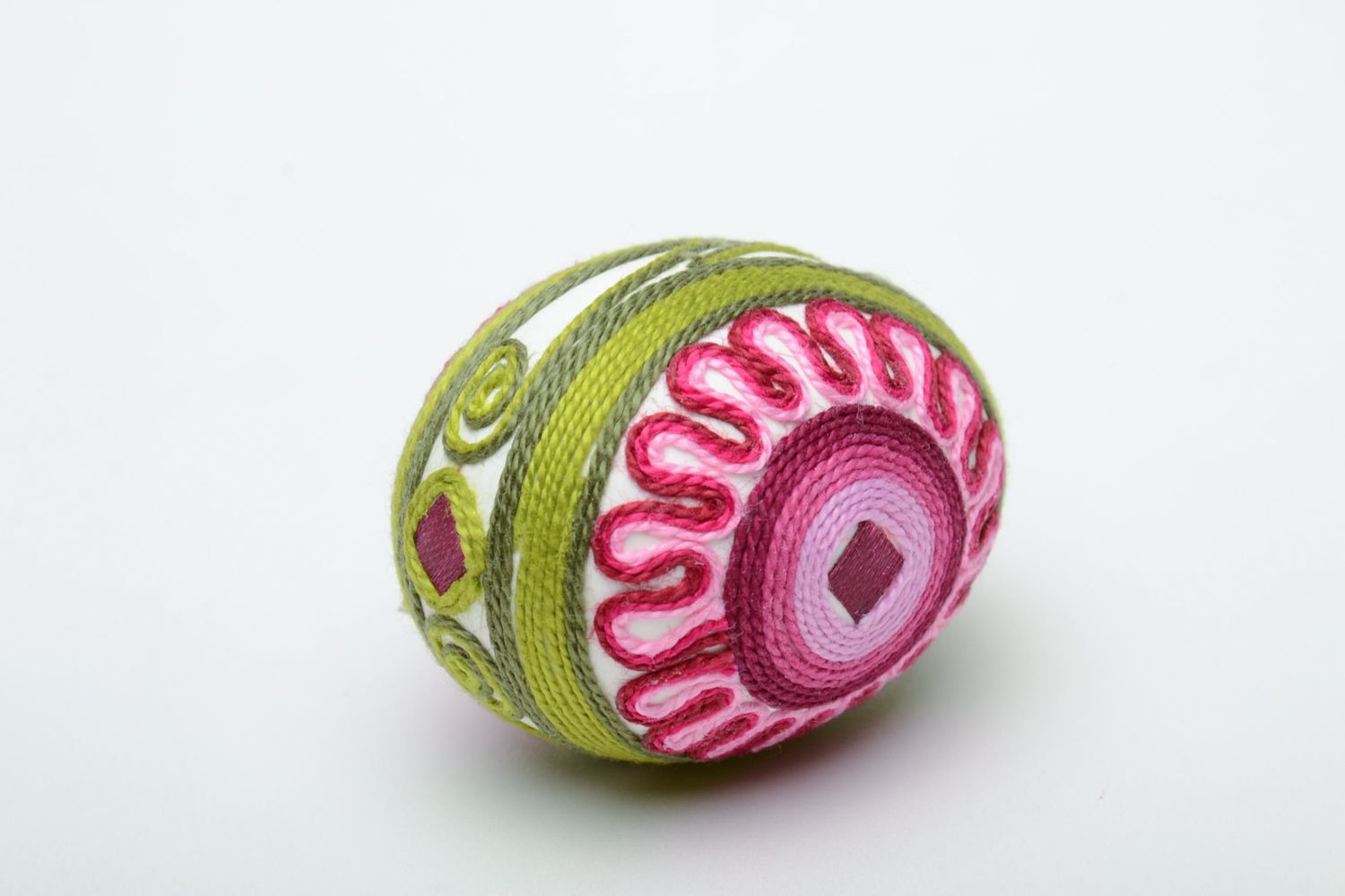 Пасхальное яйцо декоративное оплетенное шелковыми нитками фото 4