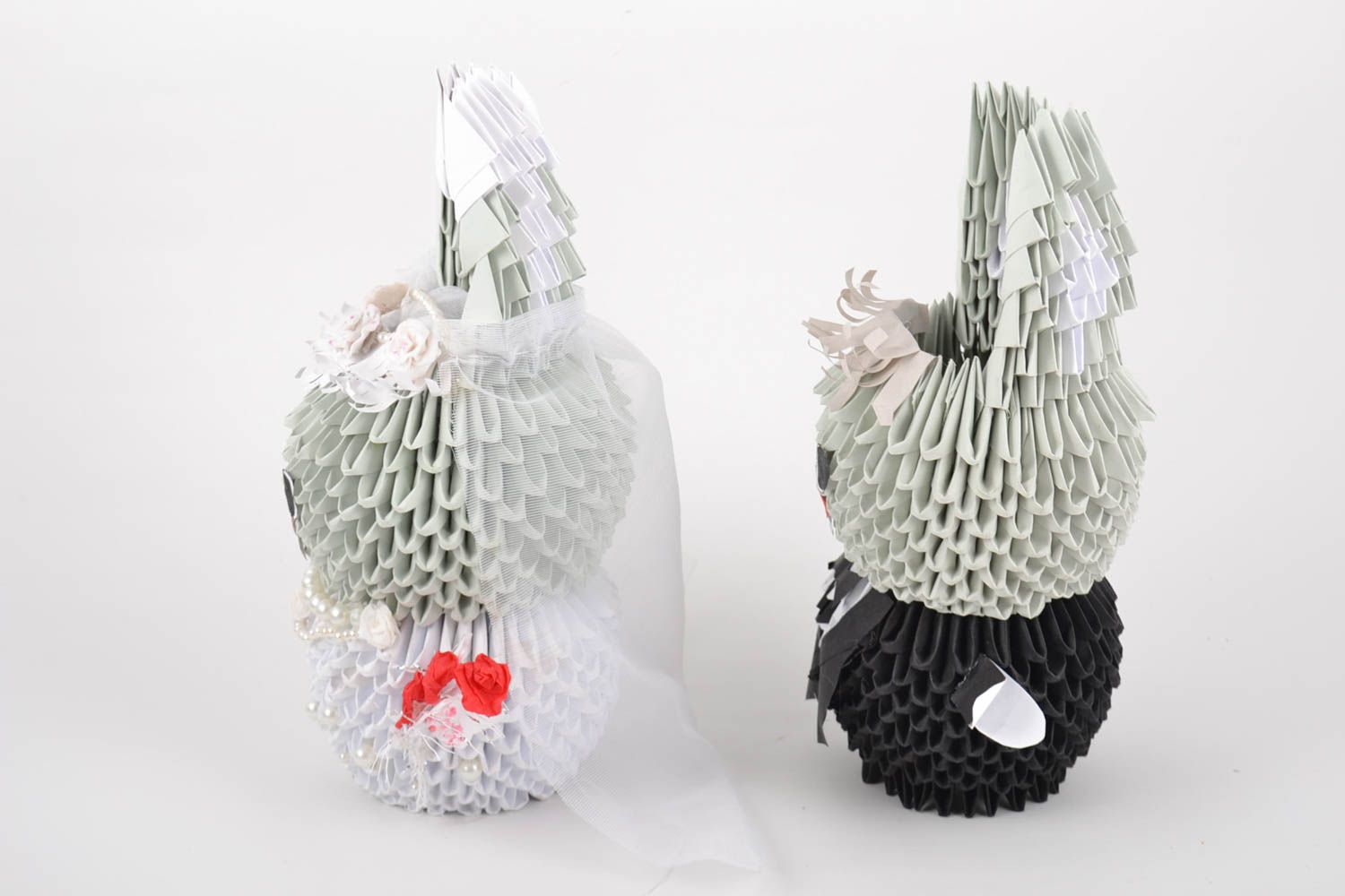 Набор фигурок зайчиков жених и невеста из бумаги в технике оригами ручной работы фото 3