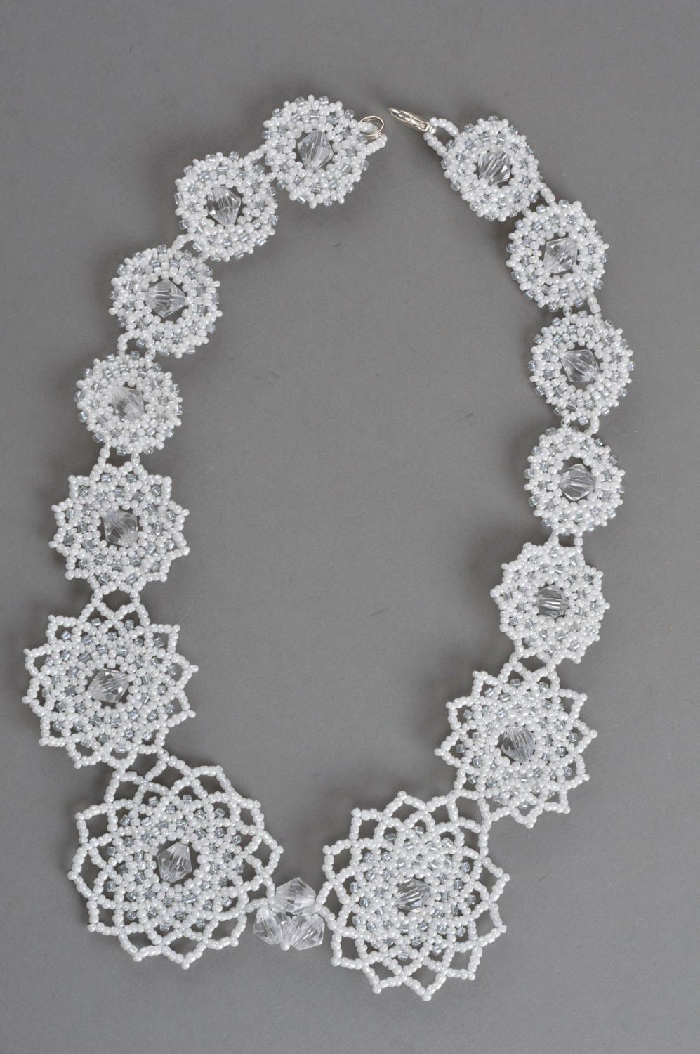 Weißes stilvolles handmade Collier aus Glasperlen und Kunstperlen Schneeflocke foto 3