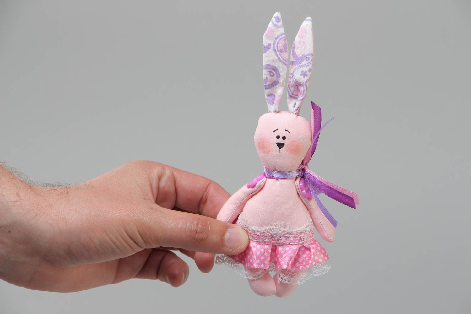 Мягкая игрушка зайка розовая в юбке с длинными ушами маленькая ручной работы фото 5