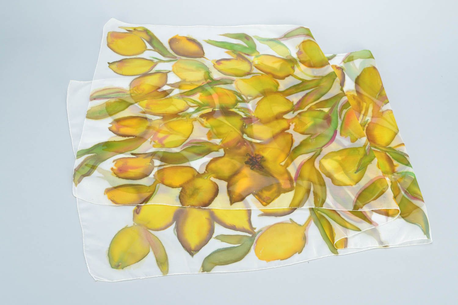 Pañuelo de cuello femenino artesanal de seda de color amarillo pintado a mano foto 5