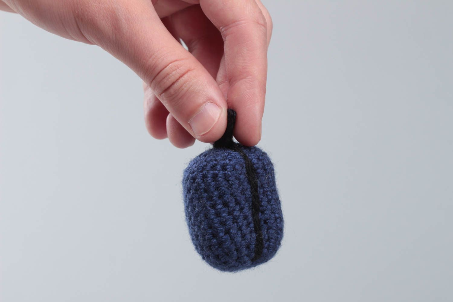 Мягкая игрушка вязаный фрукт крючком из акриловых ниток ручной работы синяя фото 5