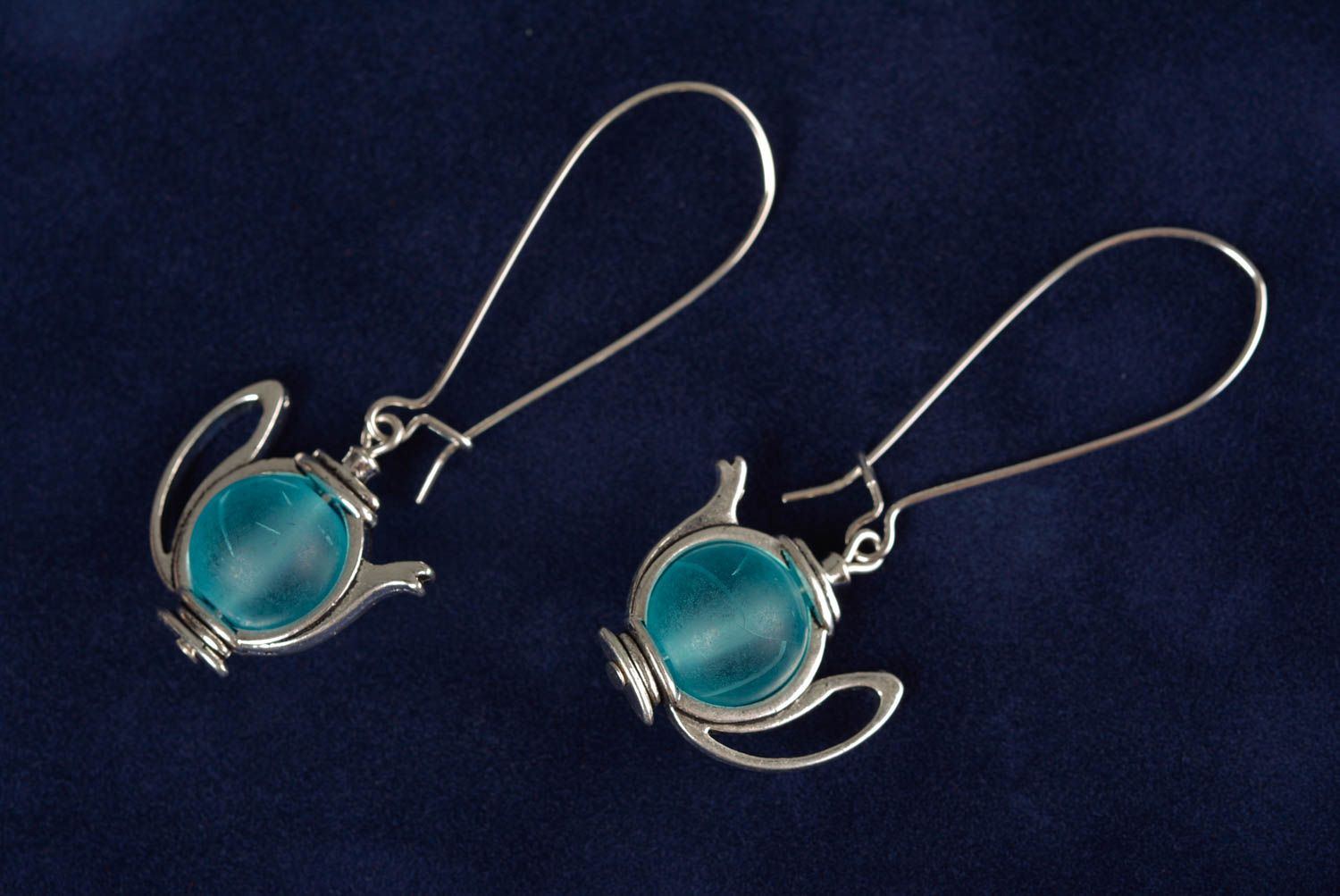 Boucles d'oreilles théières avec perles plastiques bleues faites main originales photo 1