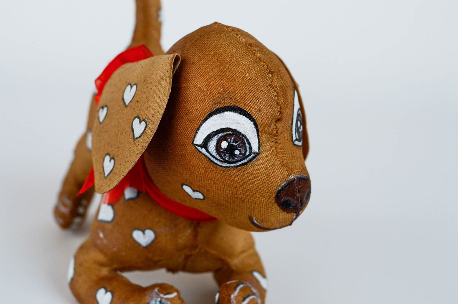 Мягкая игрушка собачка небольшая коричневая с сердечками ручная работа фото 4