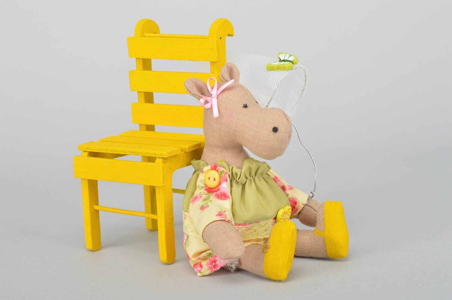 Мягкая игрушка ручной работы из хлопка для декора дома Бегемотик на желтом стуле фото 3