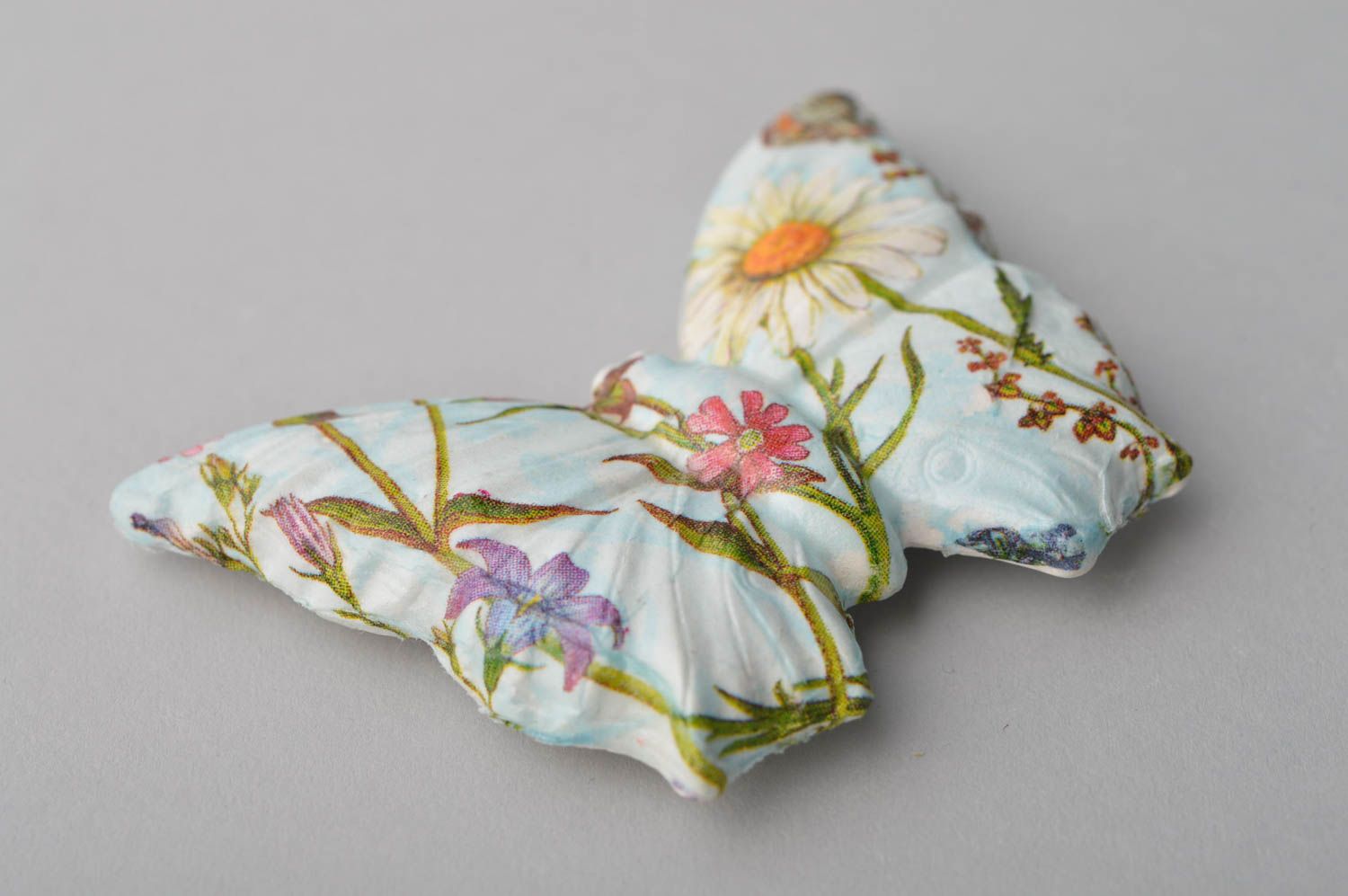 Изделие ручной работы магнит на холодильник фигурка из гипса бабочка с цветами фото 2