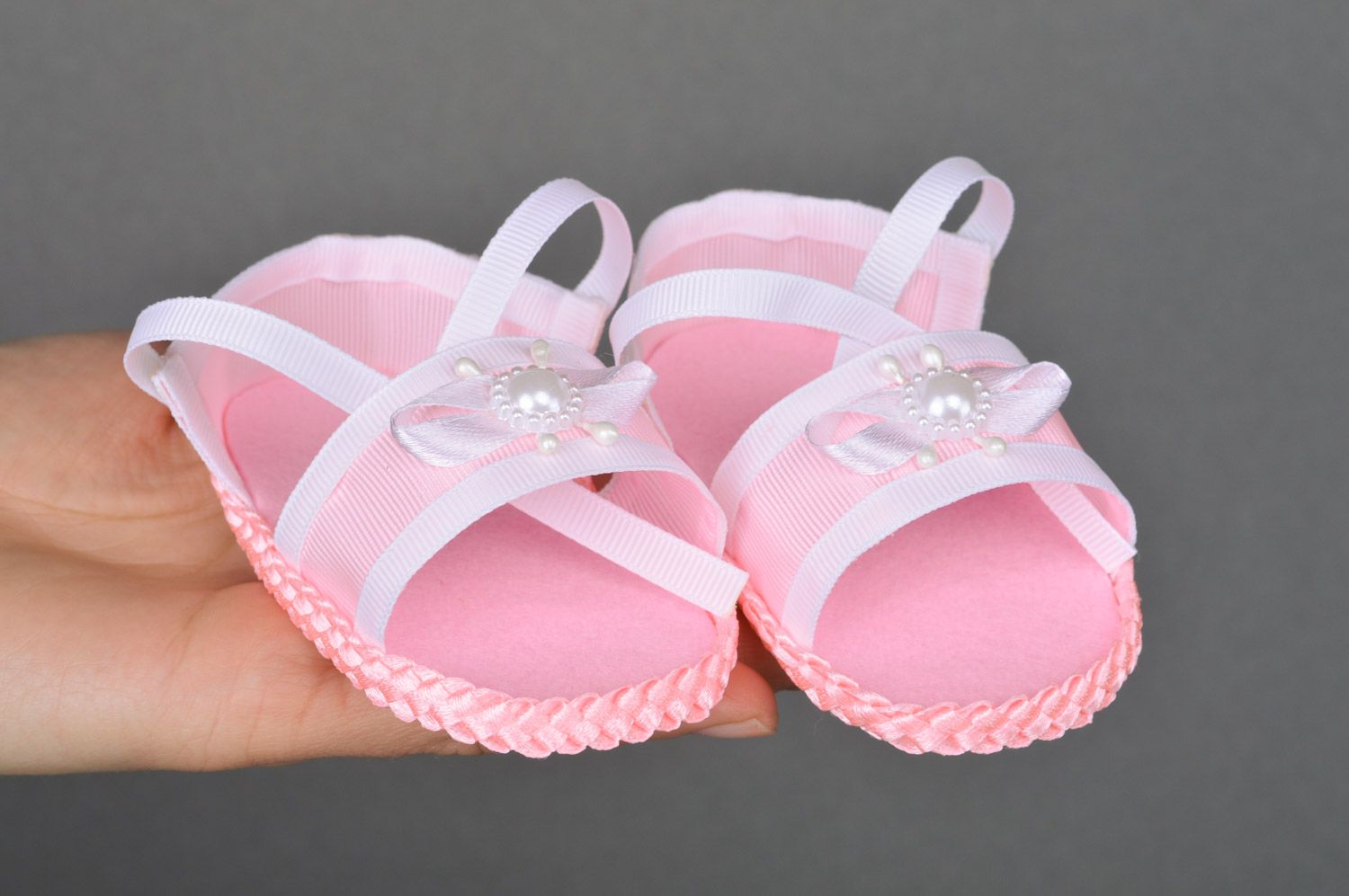 Handmade beautiful pink baby girl sandals sewn of felt and rep ribbons photo 2