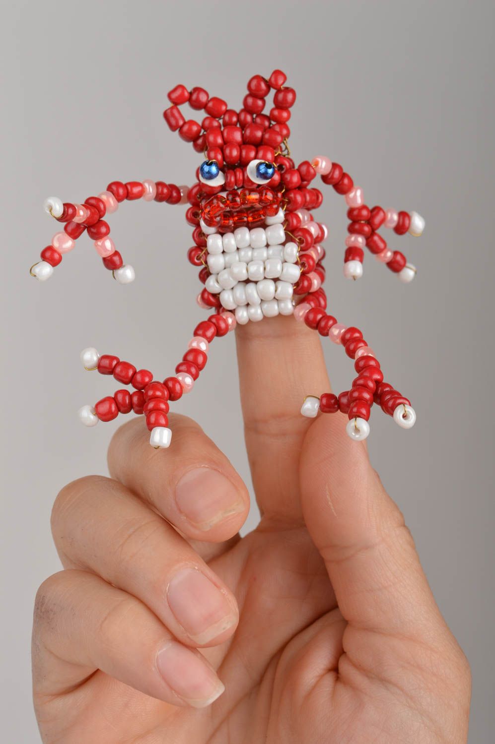Красная пальчиковая игрушка лягушка из бисера ручной работы оригинальная фото 1