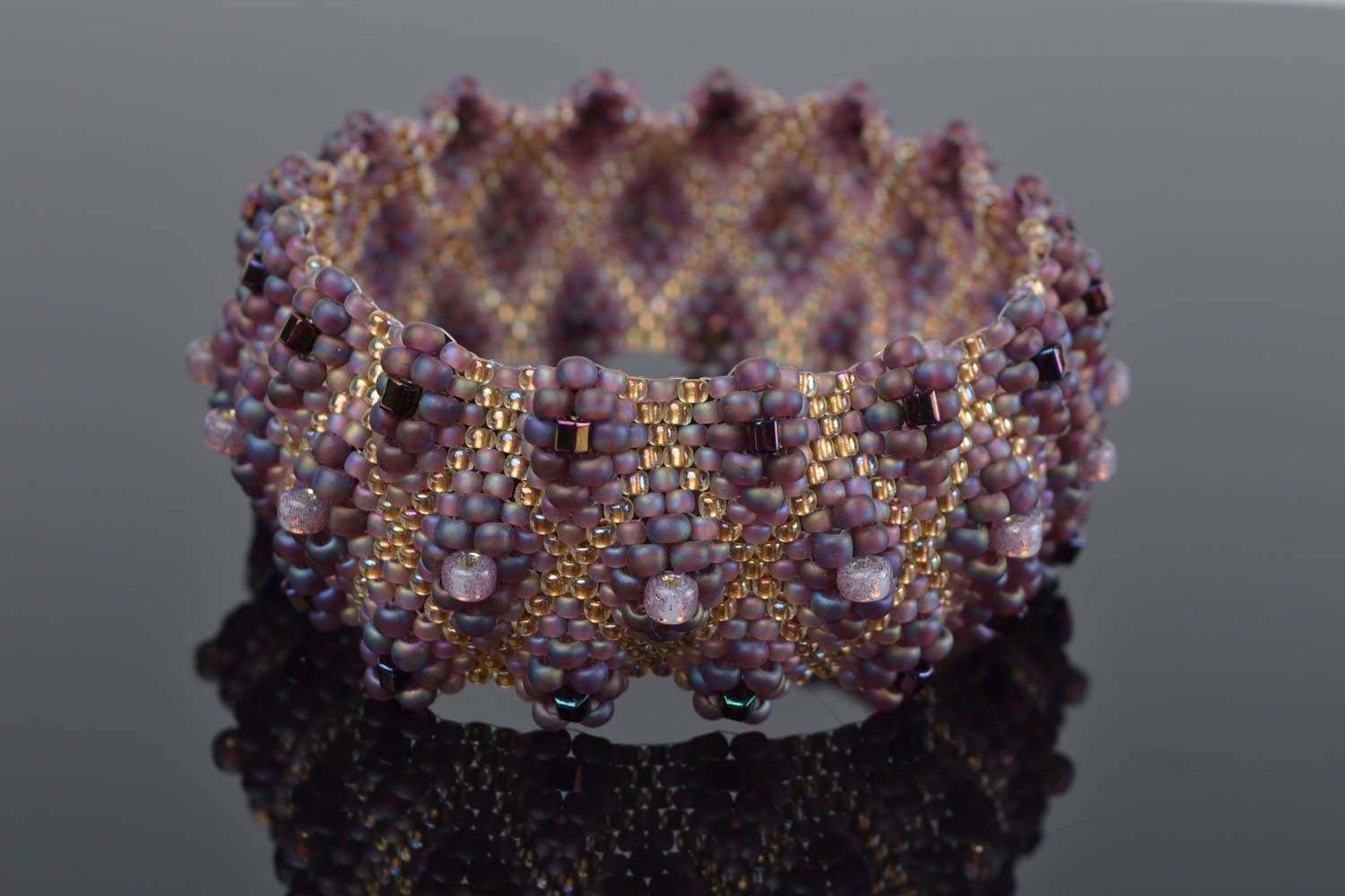 Bracelet large Bijou fait main mauve en perles de rocaille original Cadeau femme photo 1