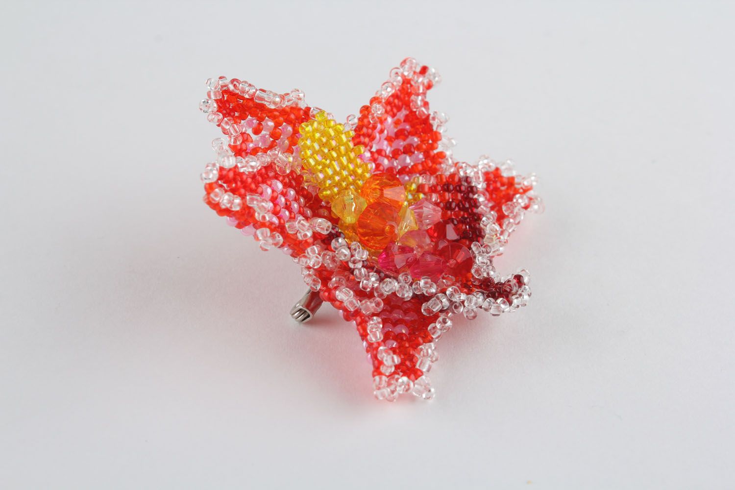 Broche Fleur rouge et blanche de perles de rocaille photo 3