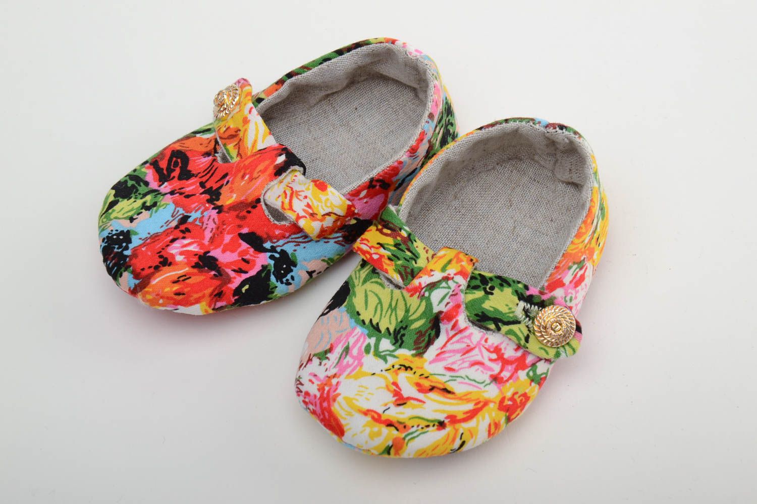 Chaussures pour bébé fille coton multicolore avec boutons originales faites main photo 2
